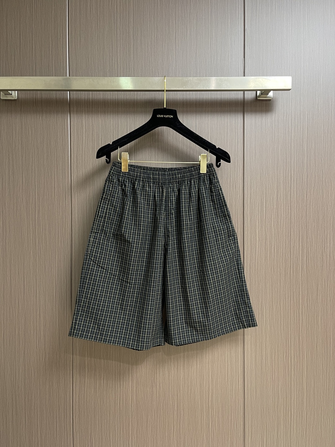 NO:835089,Balenciaga  Retro plaid loose casual shorts are made of brand-customized high-density anti-wrinkle plaid fabric, which has been treated with a special washing and shaping process. The texture is light and smooth, breathable and skin-friendly. It has good drape and anti-wrinkle properties and will not be easily deformed after long-term wear. The fabric has excellent color fastness and is not easy to fade after multiple washings. The plaid lines are always clear and regular; waist  The headband is designed with an elastic drawstring, which can be adjusted as needed, taking into account both comfort and fit, and is suitable for a variety of waistlines; the whole uses retro plaid elements to break the monotony of solid colors and has a college style and retro atmosphere; it can create a variety of styles such as daily commuting, leisure travel, etc. It is a versatile item with both brand recognition and practical wearability. Sizes S-XL  46-52 Size 46 pants length 55 Waist 66 Hips 122 Size 48 pants length 56 Waist 70 Hips 126 Size 50 pants length 57 Waist 74 Hips 130 Size 52 pants length 58 Waist 78 Hips 134,,balenciaga,shorts,19860909Balenciaga 复古格纹宽松休闲短裤,采用品牌定制的高密抗皱格纹面料,经过特殊水洗定型工艺处理,质地轻薄顺滑,触感透气亲肤,兼具良好的垂坠感与抗皱性,久穿不易变形；面料色牢度优异,多次洗涤不易褪色,格纹线条始终清晰规整；腰头采用松紧抽绳设计,可按需调节松紧,兼顾舒适与贴合度,适配多种腰围；整体采用复古格纹元素,打破纯色单调感,自带学院风与复古氛围；打造日常通勤休闲出行等多种造型,是兼具品牌辨识度与实穿性的百搭单品.尺码S-XL 46-52 46码裤长55 腰围66 臀围122 48码裤长56 腰围70 臀围126 50码裤长57 腰围74 臀围130 52码裤长58 腰围78 臀围134,,balenciaga,shorts,,Men's clothing