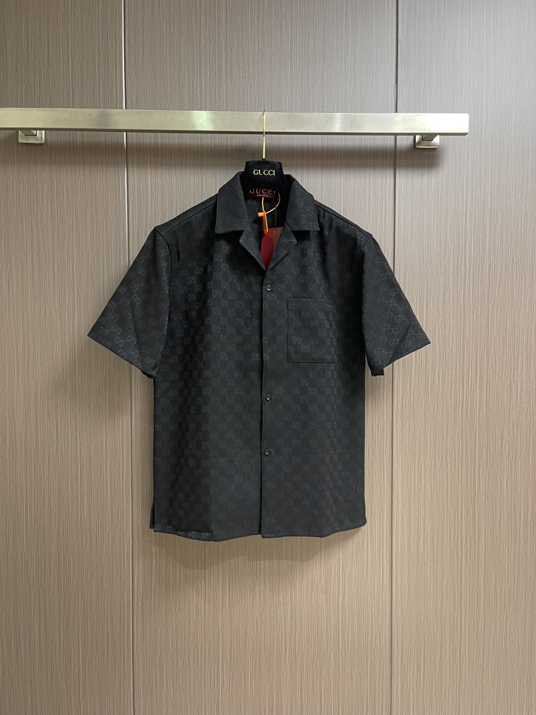NO:835058,Tops shorts Gucci  Jacquard all-over printed short-sleeved shirt and shorts suit, customized crystal woven double G linen, the classic double G is woven into the texture with three-dimensional jacquard, low-key yet highly recognizable. GG letter jacquard, by changing the interweaving method of yarns during the weaving process, forms the GG letter pattern, which is customized and dyed through multiple times  Restore the color light to ensure the accuracy of the pattern. The infrared positioning cutting machine realizes the precise positioning of the material through the infrared transmitter and infrared receiver. The accuracy can reach the micron level, thereby meeting the effect of GG alignment and high-precision cutting. Size 44-46-48-50  S-XL,,gucci,shorts,shirts,T-shirt,19860909上衣 短裤 Gucci 提花满印短袖衬衫短裤套装,定制晶织双G麻纺,经典双G以立体提花织入肌理,低调却辨识度拉满.GG字母提花,通过在织布过程中改变纱线的交织方式,形成GG字母图案,通过多次定织定染还原色光,确保图案的精确度,红外线定位裁床,通过红外发射器和红外接收器来实现对材料的精准定位,精度可达到微米级别,从而满足GG对位高精度裁剪的效果.尺码44-46-48-50 S-XL,,gucci,shorts,shirts,T-shirt,,Men's clothing