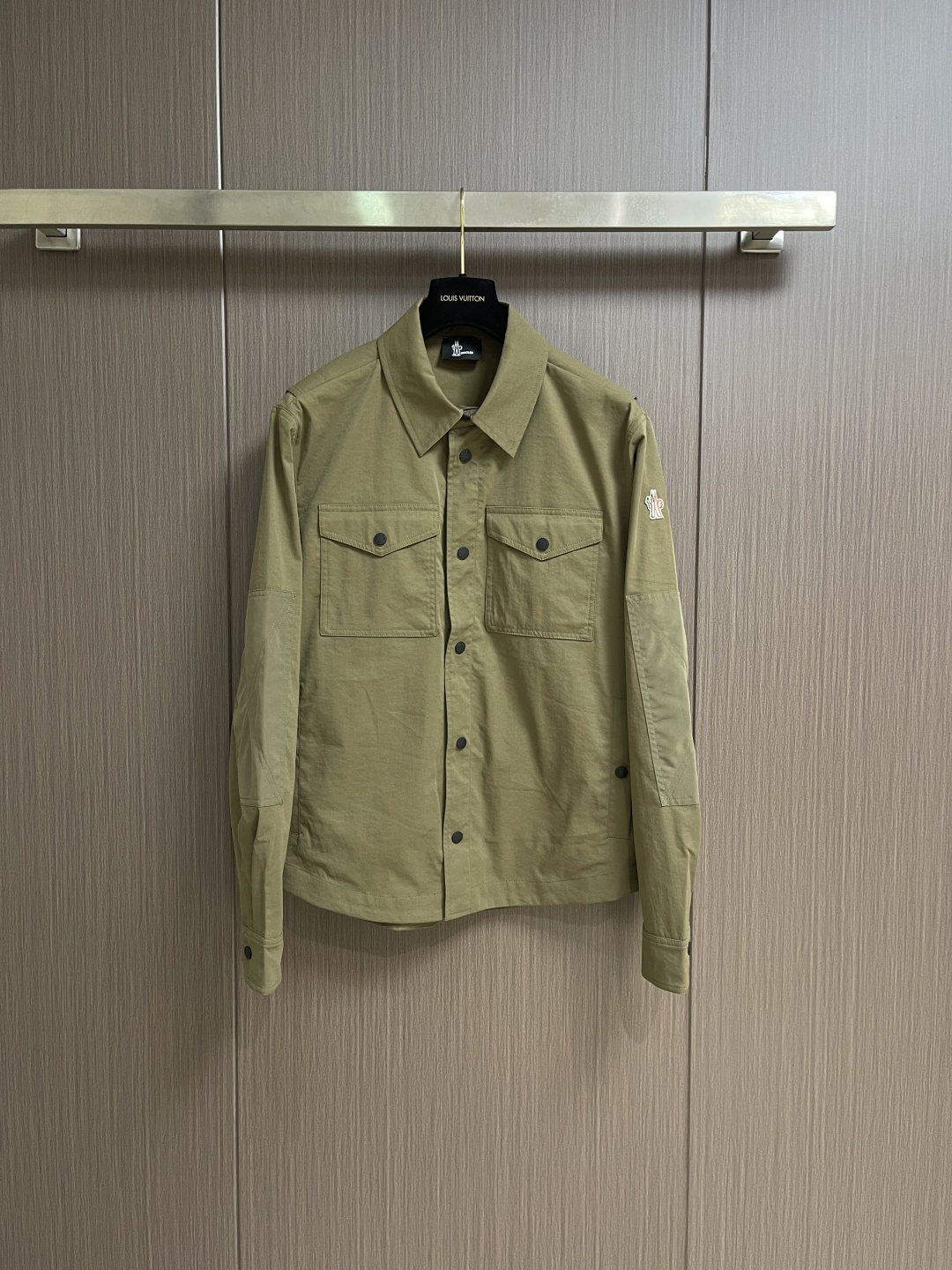 NO:835094,Tops, pants, Moncler, 2026SS spring and summer new jacket, jacket and trousers (detachable) suit, cut-out design concept on both sides with zippers to make it unique, custom-made imported fabrics, fine workmanship, stylish and super handsome upper body, unique texture, soft and smooth feel, perfect slim fit!  Highly recommended!  Sizes M-XXL,,Moncler,jackets & coats,jackets & coats,19860909上衣 裤子 Moncler 蒙口 2026SS春夏新款夹克外套长裤（可拆卸）套装,两侧剪裁设计理念搭配拉链有个性,订制进口面料,做工精细,上身有型超帅气 质感独特 手感柔嫩顺滑 完美修身版型 ！强烈推荐 ！尺码M-XXL,,Moncler,jackets & coats,jackets & coats,,Men's clothing