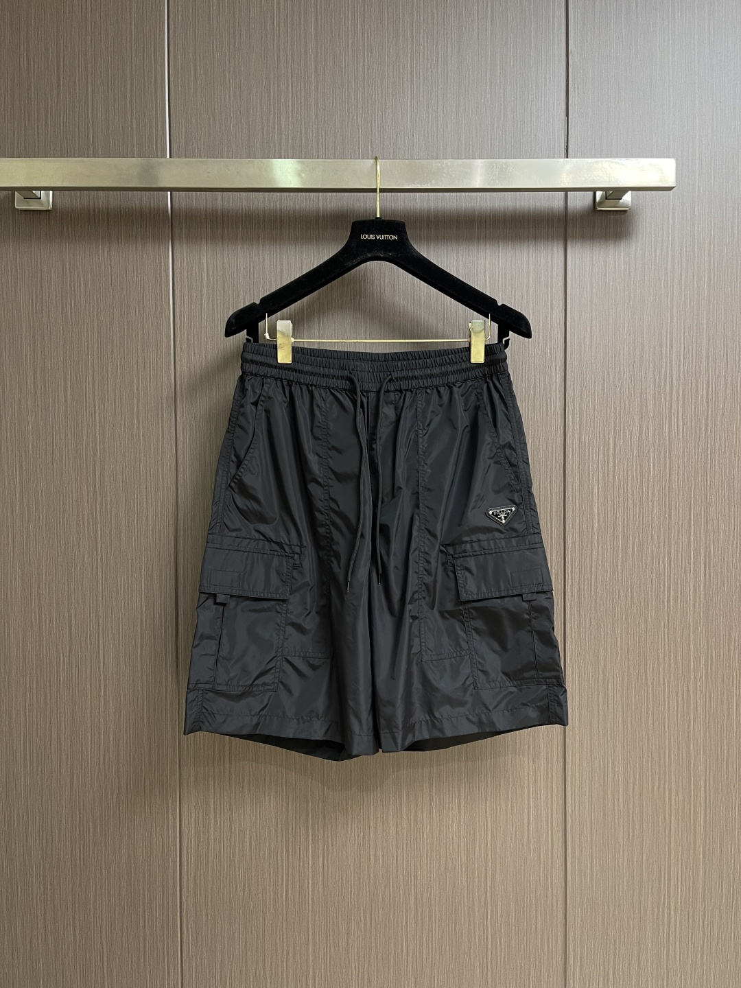 NO:835069,Prada 2026ss spring and summer new cargo shorts, multi-pocket design, three-dimensional pocket on the right, elastic waist, nylon fabric, four-line dense edge workmanship, triangle logo hardware, three complete logos, top-notch workmanship. Same style for men and women. Functional style. Sizes S-XL  XL size, pants length 57, waist 88, hips 128, prada, shorts,19860909Prada 2026ss春夏新品工装短裤,多口袋设计,右侧立体口袋,松紧腰头,尼龙面料,四线密边做工,三角标五金,三标齐全,顶级做工.男女同款机能风.尺码S-XL S码裤长54 腰围76臀围116 M码 裤长55 腰围80臀围120 L码裤长56 腰围84臀围124 XL码 裤长57 腰围88臀围128,,prada,shorts,,Men's clothing