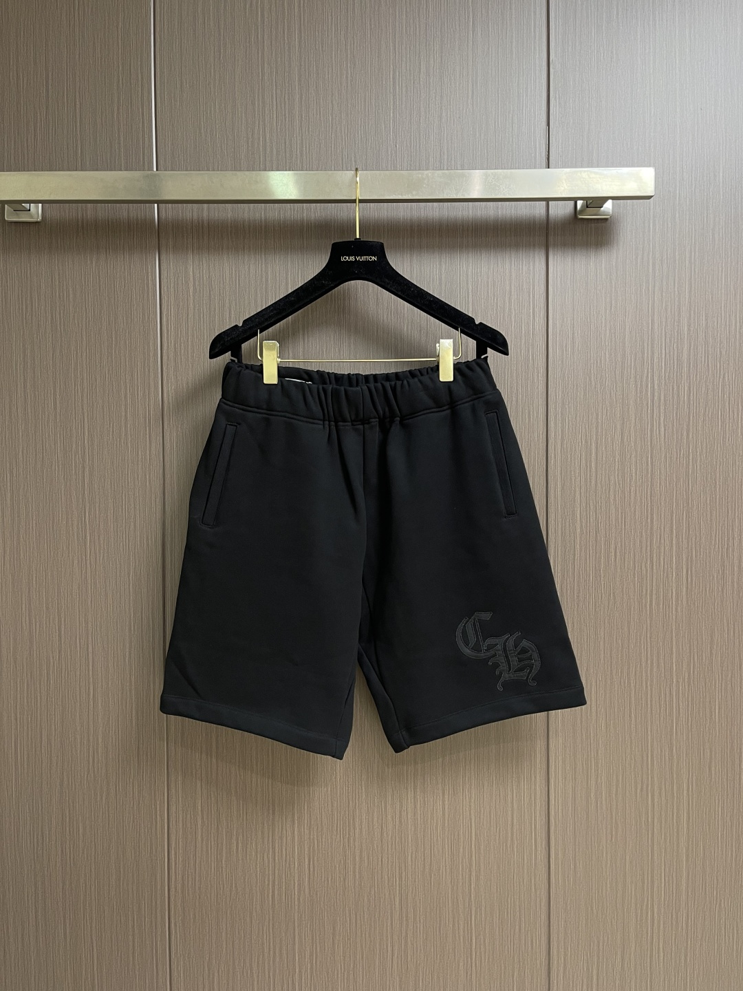 NO:837813,Chrome Hearts CH Chrome Hearts logo embroidered shorts. Customized cloud texture knitted cotton. Drape soft and waxy. Thick and solid. Comfortable and breathable. Obsidian black like Gothic night. Sober and uninhibited luxury. Gothic patch embroidery on the side of the pants. The brand totem is secretly engraved with the three-dimensional texture of the same color. The matte label on the back waist is minimalist and cold. The identity password is inadvertently engraved. Double details resonate silently.  It fully expresses the dark elegance and uninhibited style. It adopts imported machine appliqué technology and uses advanced computer control system and precision mechanical components. The logo appliqué operation presents an embroidery effect with both clarity and three-dimensionality. The fabrics have been fermented and washed. The hand feel and texture are better. It is not easy to deform, not easy to shrink, not easy to fade, and maintains long-term beauty. The overall wiring is straight and delicate, the fabric is comfortable and soft, and the color is consistent without color difference.  It can be matched with the same style to create a fashionable look, and can be used in various occasions. Customized accessories, complete with three standards, same style for men and women!  Size S-XL Size S Waist 74 Seat 110 Length 53 Medium Waist 78 Seat 114 Length 54 Large Waist 82 Seat 118 Length 55 XL Waist 86 Seat 122 Length 56,,chrome hearts,chrome hearts,shorts,19860909Chrome Hearts CH 克罗心标识刺绣短裤 定制云感肌理针织棉 垂坠柔糯 厚重扎实 舒适透气 曜石黑如哥特暗夜 沉敛中藏着不羁奢意 裤侧哥特风贴布刺绣 以同色立体肌理暗刻品牌图腾 后腰哑光贴牌极简冷冽 于不经意间镌刻身份密码 双细节静默共鸣 尽释式暗黑奢雅与不羁风骨.采用进口机贴布绣工艺 使用先进的计算机控制系统和精密的机械部件 徽标贴布绣作业 呈现出清晰度和立体感兼具的刺绣效果,面料都经过酵洗 手感质感更佳 不易变形 不易缩水 不易褪色 保持长久的美观.整体走线平直细腻,面料舒适柔软,颜色一致无色差 能与同款搭配营造时尚造型,驾驭各种场合,定制辅料,三标齐全,男女同款！尺码S-XL S码 腰围74 坐围110 裤长53 M码 腰围78 坐围114 裤长54 L码 腰围82 坐围118 裤长55 XL码 腰围86 坐围122 裤长56,,chrome hearts,chrome hearts,shorts,,Men's clothing