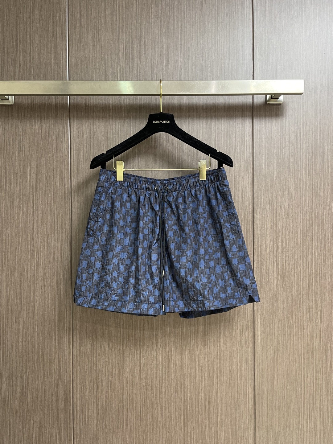 NO:837819,HERMES  All-over printed dark pattern casual shorts are made from imported custom-made lightweight nylon functional fabrics. The texture is light and delicate, smooth and dry on the hand. It has superior breathability and excellent drape and anti-wrinkle performance, and has excellent wear resistance and long-term wearing stability. The waistband is designed with an extra-large elastic drawstring and is decorated with exquisite metal rope ends. It can be freely adjusted to fit the waistline, adapting to a variety of body types, making it easy and casual to put on and take off every day.  ; The overall loose and straight cut is neat, and the leg lines are optimized to modify the body shape. It is very tolerant to different leg types and has no tight restrictions when walking; the large-capacity embedded pockets on the side, the routing is precise, flat and firm, and the trousers are flat and hemmed. The sewing process is fine and neat, and it is not easy to deform and open after being washed and worn for a long time; the dark blue and black contrasting colors are calm and elegant, and are versatile and easy to match with tops. Size S-XXL  Size S Waist 74 Waist 74 Pants length 42 Medium Size Waist 78 Waist 78 Pants length 43 Large Size Waist 82 Waist 82 Pants length 44 XL Size Waist 86 Waist 86 Pants length 45 XXL Size Waist 90 Waist 90 Pants length 46,,hermes,shorts,19860909HERMES 满印暗纹格休闲短裤,甄选进口定制专属轻薄锦纶机能面料,质地轻盈细腻,上手顺滑干爽,自带优越透气属性与出色垂坠抗皱表现,兼具出众耐磨度与长久穿着稳定性；腰头采用加宽松紧抽绳设计,搭配精致金属绳头点缀,可自由调节松紧贴合腰围,适配多种身材,日常穿脱便捷随性；整体宽松直筒利落剪裁,优化腿部线条修饰身形,对不同腿型都有极强包容度,活动行走毫无紧绷局限；侧边大容量嵌入式口袋,走线精密平整锁边牢固,裤脚平整包边工艺,车工走线细腻工整,久洗久穿不易变形开线；深色蓝黑撞色格调沉稳大气,百搭不挑上衣搭配.尺码S-XXL S码 腰围74 腰围74 裤长42 M码 腰围78 腰围78 裤长43 L码 腰围82 腰围82 裤长44 XL码 腰围86 腰围86 裤长45 XXL码 腰围90 腰围90 裤长46,,hermes,shorts,,Men's clothing