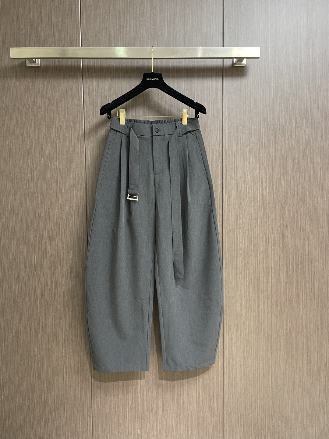 NO:836130,Valentino  2026ss spring and summer light luxury belted scimitar wide-leg trousers, this season's new VALE** light luxury tonal scimitar wide-leg trousers, black and gray two-color, take high-end simple dressing to the extreme, suitable for daily commuting in both directions. Exclusively customized scimitar lantern wide-leg pants  Shape, the trouser legs are naturally curved and slightly wide, not clinging to the legs, not bloated, not compressing the body, just the right drape curvature, high waist three-dimensional pleating technology, quietly raising the waistline proportion, easily wearing three-quarter length legs, relaxed and lazy feeling directly stretched out, the waistband is matched with the same color  It has a detachable square buckle belt. The metal square buckle has a neat texture, which directly doubles the casual atmosphere. The semi-elastic elastic design of the back waist combines the neat fit of suit pants with the freedom and comfort of casual pants. It does not tighten the waist and abdomen, and there is no pressure from sitting for a long time. We choose a high-definition blended suit with a drapey feel.  The fabric has a delicate and soft texture, with a matte high-grade sheen. The fabric has anti-wrinkle drape properties. The upper body drape is neat and stylish. It has fine weaving technology, neat and precise routing, and full-covered lockstitching on the inside. The details are full of luxury workmanship. Size XS-L  XS size, waist size 74, leg size 68, trousers length, S size, waist size 78, leg size 70, trousers length, M size, waist size 82, leg size 72, trousers length 110, L size, waist size 86, leg size 74, trousers length 110,,valentino,business suit,19860909Valentino 2026ss春夏轻奢腰带弯刀阔腿西裤,本季重磅上新VALE**轻奢调性弯刀阔腿裤,黑灰双色齐发,把高级简约穿搭拿捏到极致,通勤日常双向适配.专属定制弯刀灯笼阔腿裤型,裤管自然圆弧微阔剪裁,不贴腿、不臃肿、不压个子,恰到好处的垂坠弧度,高腰立体打褶工艺,悄悄拉高腰线比例,轻松穿出三七分大长腿,松弛慵懒感直接拉满,腰头搭配同色系可拆卸方扣腰带,金属方扣质感利落,随性一系氛围感直接翻倍,后腰半松紧弹力设计,兼顾西装裤的利落版型与休闲裤的自在舒适度,不勒腰腹,久坐零压力,甄选高定垂感混纺西装面料,肌理细腻软糯,上手自带哑光高级光泽,面料自带抗皱垂坠属性,上身垂感利落有型,细腻织造工艺,走线工整精密,内里全包边锁缝,从细节拉满奢品做工质感.尺码XS-L XS码 腰围74 腿围68 裤长  S码 腰围78 腿围70 裤长 M码 腰围82 腿围72 裤长110  L码 腰围86 腿围74 裤长110,,valentino,business suit,,Men's clothing
