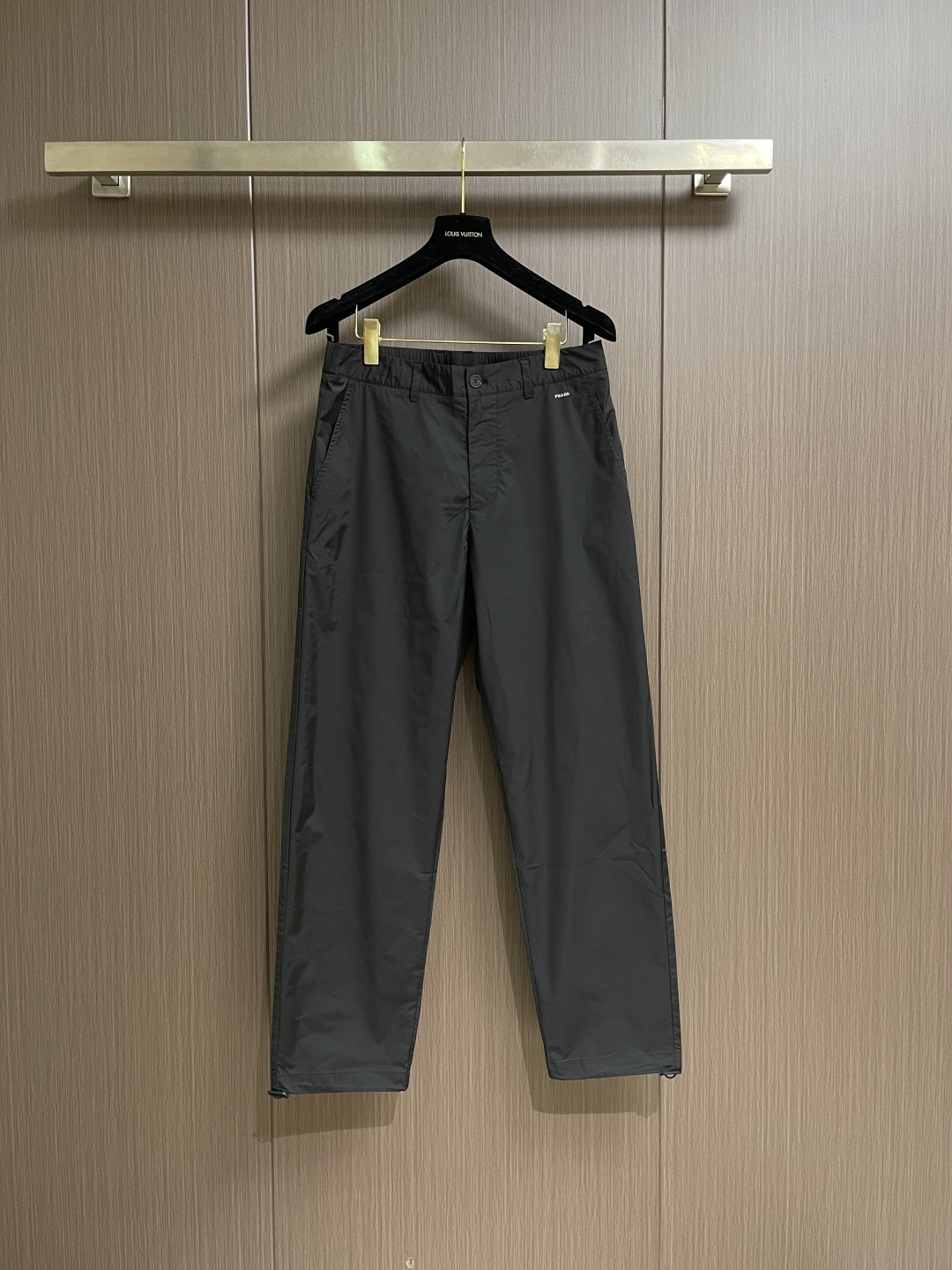 NO:835062,PRADA 2026SS small logo embroidered sports casual trousers, customized original exclusive fabric, comfortable and breathable fabric, double side pocket design!  A daily wear, multi-functional, all-in-one imported grade product with trendy style, comfortable and breathable upper body, excellent fit, and elegant clean design!  Must-have item. Sizes M-3XL, prada,19860909PRADA 2026SS小标刺绣运动休闲长裤、定制原版专属面料,面料舒适透气,双侧插口袋设计！一款日常穿着,兼备多功能走了潮范路线全线进口级别,上身舒适透气,版型极好,大气的干净版设计！必备单品.尺码M-3XL,,prada,,Men's clothing