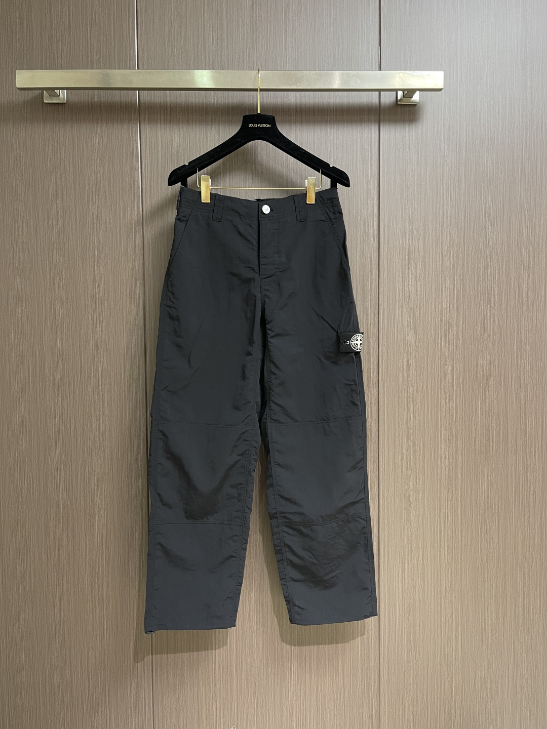 NO:835066,stone lsland Stone Island men's casual pants, these pants are very versatile, elastic waist, suitable for daily work  It can be worn for outdoor sports. It is the perfect combination of fashion, leisure and outdoor sports, so it is your best choice whether you wear it daily or outdoors. Extreme comfort and quick sweat wicking are popular focuses to improve wearing comfort and are suitable for aerobic exercise and cross-country running conditions. This type of running casual pants has an extremely wide range of applications, allowing you to naturally maintain your love for sports in summer and also wear it in leisure life. Size M-3XL,,19860909stone lsland 石头岛男士休闲裤,此款裤子非常百搭,弹力腰围,日常上班 户外运动都可以穿着,是时尚休闲与户外运动的完美结合,所以无论您平时穿或者户外穿都是您的最佳选择.极致舒适和快速排汗是备受青睐的重点,提升穿着舒适度,适合有氧运动和越野跑条件下穿着,此款是一件适用范围极其广泛的跑步休闲裤,让你在夏天自然可以保持对运动热爱,也可以在休闲生活中穿着.尺码M-3XL,,,Men's clothing