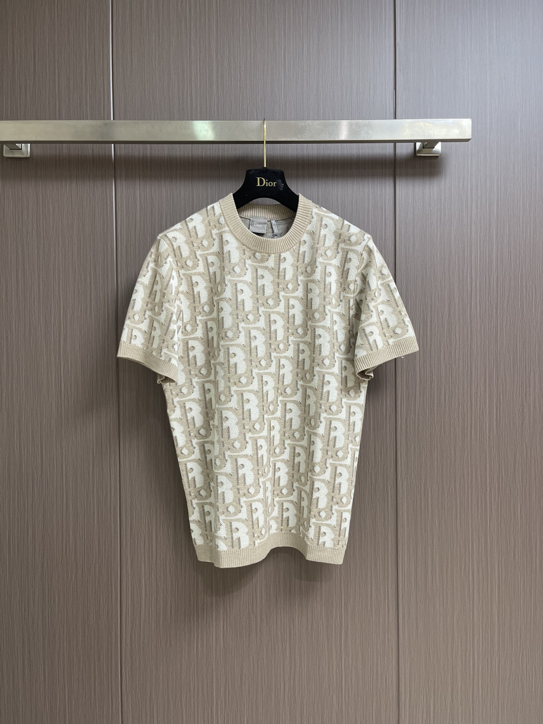 NO:839884,Dior  Letter jacquard knitted short-sleeved T-shirt, this Dior-style letter jacquard knitted short-sleeve uses high-end jacquard weaving technology and uses classic presbyopia all-over printing patterns to create a visual focus. The whole body is made of delicate and skin-friendly knitted fabrics, which are both breathable and drapey. The upper body is comfortable and not sweaty. The round neck + contrasting color hemming design fits the neck line and is simple and elegant; the short-sleeved version is suitable for men and women, and the loose cut does not pick up on the body shape. It is suitable for daily wear.  Easy to control. The details are neatly routed, the jacquard pattern is clear and three-dimensional, and it is not easy to deform and pill. It is both beautiful and practical. It is recommended to give priority to dry cleaning. If washing, use 30-40℃ warm water to gently hand wash. Avoid violent machine washing, exposure and bleaching. Proper maintenance can keep the crisp texture of clothes for a long time. It is a versatile texture item for commuting, leisure and other scenes. The overall wiring is straight and delicate, the fabric is comfortable and soft, and the color is consistent and without color difference.  It can be matched with the same style to create a fashionable look, and can be used in various occasions. Customized accessories, complete with three standards, same style for men and women!  Size S-XL S size bust 103 shoulder width 46 length 67 M size bust 107 shoulder width 47.5 length 69 L size bust 111 shoulder width 49 length 71 XL size bust 115 shoulder width 50.5 length 73, dior, T-shirt, tees, t-shirt,19860909Dior 字母提花针织衫短袖T恤,这款Dior风字母提花针织短袖,采用高端提花织造工艺,以经典老花满印图案打造视觉焦点,整体采用细腻亲肤的针织面料,兼具透气感与垂坠质感,上身舒适不闷汗.圆领+撞色包边设计,贴合颈部线条,简约大气；短袖版型适配男女同款,宽松剪裁不挑身形,日常穿搭轻松驾驭.细节处走线工整,提花图案清晰立体,不易变形起球,兼顾美观与实穿性.洗涤建议优先干洗,若水洗需用30-40℃温水轻柔手洗,避免暴力机洗、暴晒与漂白,妥善保养可长久保持衣物挺括质感,是通勤、休闲等多场景的百搭质感单品.整体走线平直细腻,面料舒适柔软,颜色一致无色差 能与同款搭配营造时尚造型,驾驭各种场合,定制辅料,三标齐全,男女同款！尺码S-XL S码 胸围103肩宽46衣长67 M码胸围107肩宽47.5 衣长69 L码 胸围111 肩宽49 衣长71 XL码胸围115 肩宽50.5 衣长73,,dior,T-shirt,tees，t-shirt,,Men's clothing