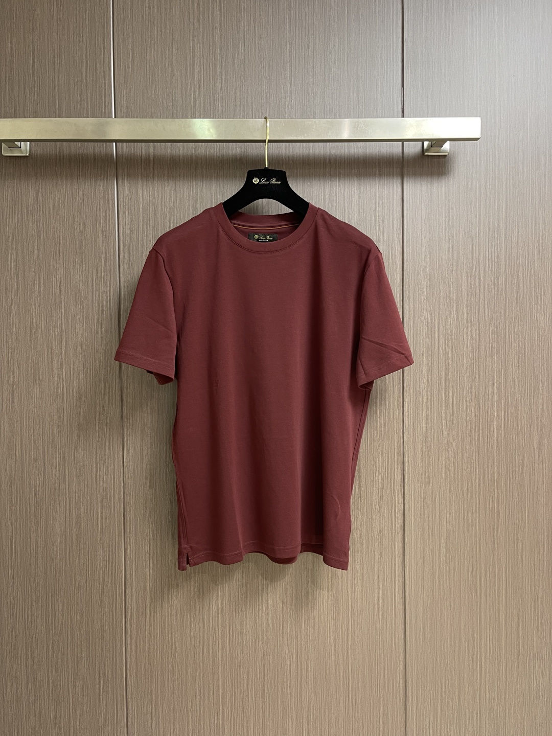 NO:839890,LP Loro Piana low-key old money style 2026SS classic short-sleeved T-shirt. This short-sleeved shirt shows a casual and relaxed charm with the natural tones of the Ligurian coast of Italy. It is made of soft and lightweight cotton jersey fabric, supplemented by a simple and versatile style design. It can be worn with or as a summer outerwear. The semi-circle panel at the back is decorated with the Loro Piana embroidered logo. Size S-XL S size shoulder width 47.5 bust 108 length 70.5  Size M, shoulder width 48.7, bust 112, length 72, size L, shoulder width 49.9, bust 116, length 73.5, size XL, shoulder width 51.1, bust 120, length 75, loro piana, loro piana, T-shirt, tees, t-shirt,19860909LP Loro Piana 低调老钱风2026SS 经典款短袖T恤,这款短袖以意大利利古里亚海岸的自然色调展现休闲放松的韵味.采用柔软轻盈的棉质平纹针织面料制成,辅以简约百搭风格设计.可作为与或夏季外衣搭穿.后部半圆片饰有 Loro Piana 刺绣徽标. 尺码S-XL  S码肩宽47.5胸围108 衣长70.5 M码 肩宽48.7胸围112衣长72 L码肩宽49.9胸围116衣长73.5 XL码 肩宽51.1 胸围120衣长75,,loro piana,loro piana,T-shirt,tees，t-shirt,,Men's clothing