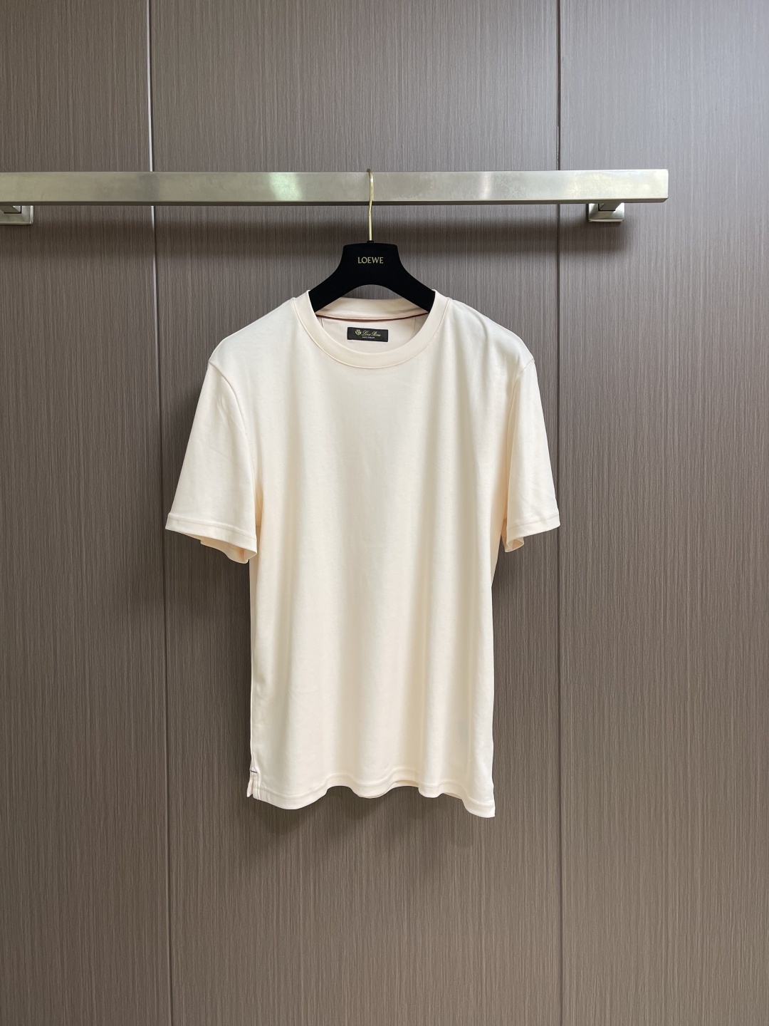 NO:837806,LP Loro Piana low-key old money style 2026SS classic short-sleeved T-shirt. This short-sleeved shirt shows a casual and relaxed charm with the natural tones of the Ligurian coast of Italy. It is made of soft and lightweight cotton jersey fabric, supplemented by a simple and versatile style design. It can be worn with or as a summer outerwear. The semi-circle panel at the back is decorated with the Loro Piana embroidered logo. Size S-XL S size shoulder width 47.5 bust 108 length 70.5  Size M, shoulder width 48.7, bust 112, length 72, size L, shoulder width 49.9, bust 116, length 73.5, size XL, shoulder width 51.1, bust 120, length 75, loro piana, loro piana, T-shirt, tees, t-shirt,19860909LP Loro Piana 低调老钱风2026SS 经典款短袖T恤,这款短袖以意大利利古里亚海岸的自然色调展现休闲放松的韵味.采用柔软轻盈的棉质平纹针织面料制成,辅以简约百搭风格设计.可作为与或夏季外衣搭穿.后部半圆片饰有 Loro Piana 刺绣徽标. 尺码S-XL  S码肩宽47.5胸围108 衣长70.5 M码 肩宽48.7胸围112衣长72 L码肩宽49.9胸围116衣长73.5 XL码 肩宽51.1 胸围120衣长75,,loro piana,loro piana,T-shirt,tees，t-shirt,,Men's clothing