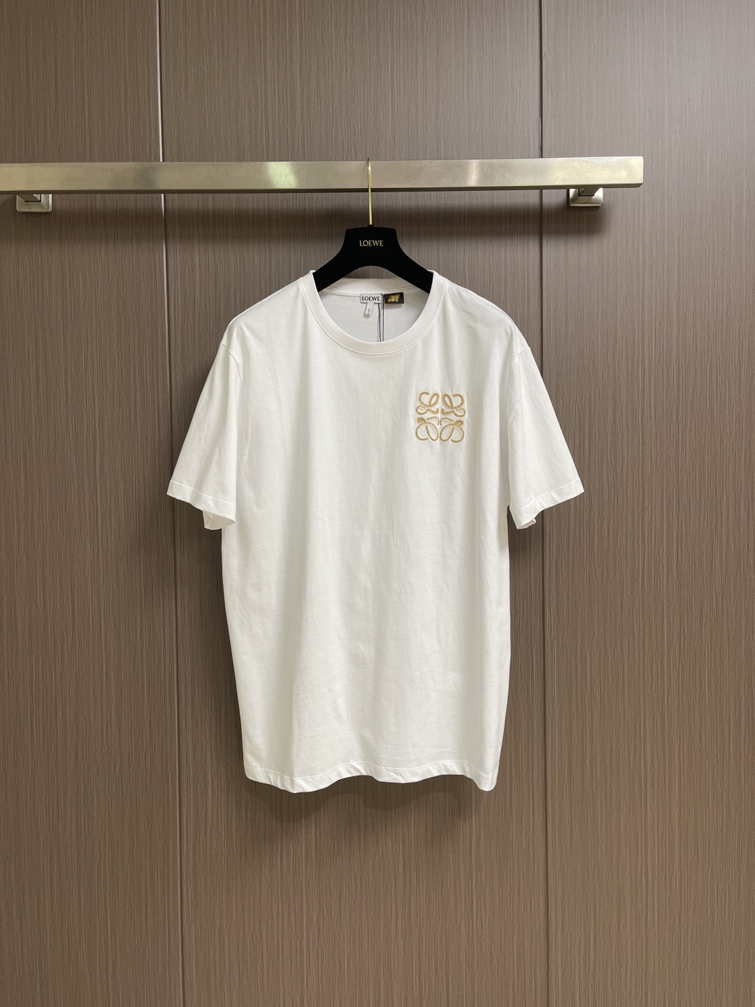 NO:837783,Loewe's classic Anagram embroidered short-sleeved T-shirt is finished with exquisite Anagram embroidery, simple but not simple!  Delicate embroidery craftsmanship outlines the brand's iconic pattern, and the texture is perfect. The pure cotton fabric is breathable and skin-friendly, and the classic round neck + loose fit adapts to various body shapes. It can be easily controlled for daily commuting, casual outings, or layering. It shows low-key high-end taste and creates a 'less is more' textured outfit ~ Sizes S-XL S size Bust 106 Shoulder width 47 Length M size Bust 110 Shoulder width 49 Length 74 L size Bust 114  Shoulder width 51, length 75, XL chest size 118, shoulder width 53, length 76, loewe, T-shirt, tees, t-shirt,19860909Loewe 经典Anagram刺绣短袖T恤,以精致Anagram刺绣点睛,简约不简单！细腻刺绣工艺勾勒品牌标志性图案,质感满分.纯棉面料透气亲肤,经典圆领+宽松版型适配各种身形,日常通勤、休闲出街或叠穿都能轻松驾驭,低调彰显高级品味,打造“less is more”的质感穿搭～尺码S-XL S码 胸围106肩宽47 衣长73 M码胸围110 肩宽49 衣长74 L码 胸围114 肩宽51 衣长75 XL码胸围118 肩宽53 衣长76,,loewe,T-shirt,tees，t-shirt,,Men's clothing
