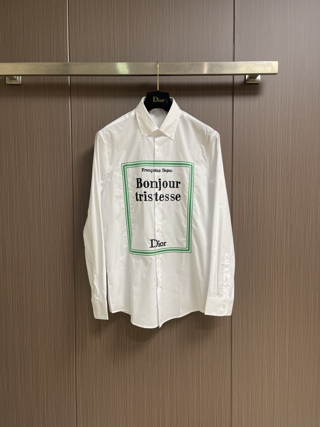 NO:836134,Dior 2026ss new long-sleeved shirt, from Jonathan Anderson's dream library collection, interprets the original cover of Franoise Sagan's 'Bonjour tristesse' to pay tribute to this literary masterpiece. Carefully crafted in white cotton fabric, with a button collar. Can be matched or worn to create a variety of looks. Sizes S-XXL  Size S, shoulder width 46cm, bust 102cm, length 76cm, size M, shoulder width 47cm, bust 106cm, length 77.5cm, size L, shoulder width 48cm, bust 110cm, length 79cm, size XL, width 49cm, bust 114cm, length 80.5cm, size XXL, width 50cm, bust 118cm, length 82cm,,dior,shirts,19860909Dior 2026ss新款长袖衬衫,来自乔纳森·安德森 (Jonathan Anderson) 的梦幻图书馆藏,演绎弗朗索瓦丝·萨冈 (Franoise Sagan) 的作品《你好,忧愁 (Bonjour tristesse)》的原版封面,以此向这部文学杰作致敬.采用白色棉质面料精心制作,搭配纽扣衣领.可搭配或穿着,打造各式造型.尺码S-XXL S码肩宽46cm胸围102cm衣长76cm M码肩宽47cm胸围106cm衣长77.5cm L码肩宽48cm 胸围110cm 衣长79cm XL码肩宽49cm 胸围114cm 衣长80.5cm XXL码肩宽50cm 胸围118cm 衣长82cm,,dior,shirts,,Men's clothing