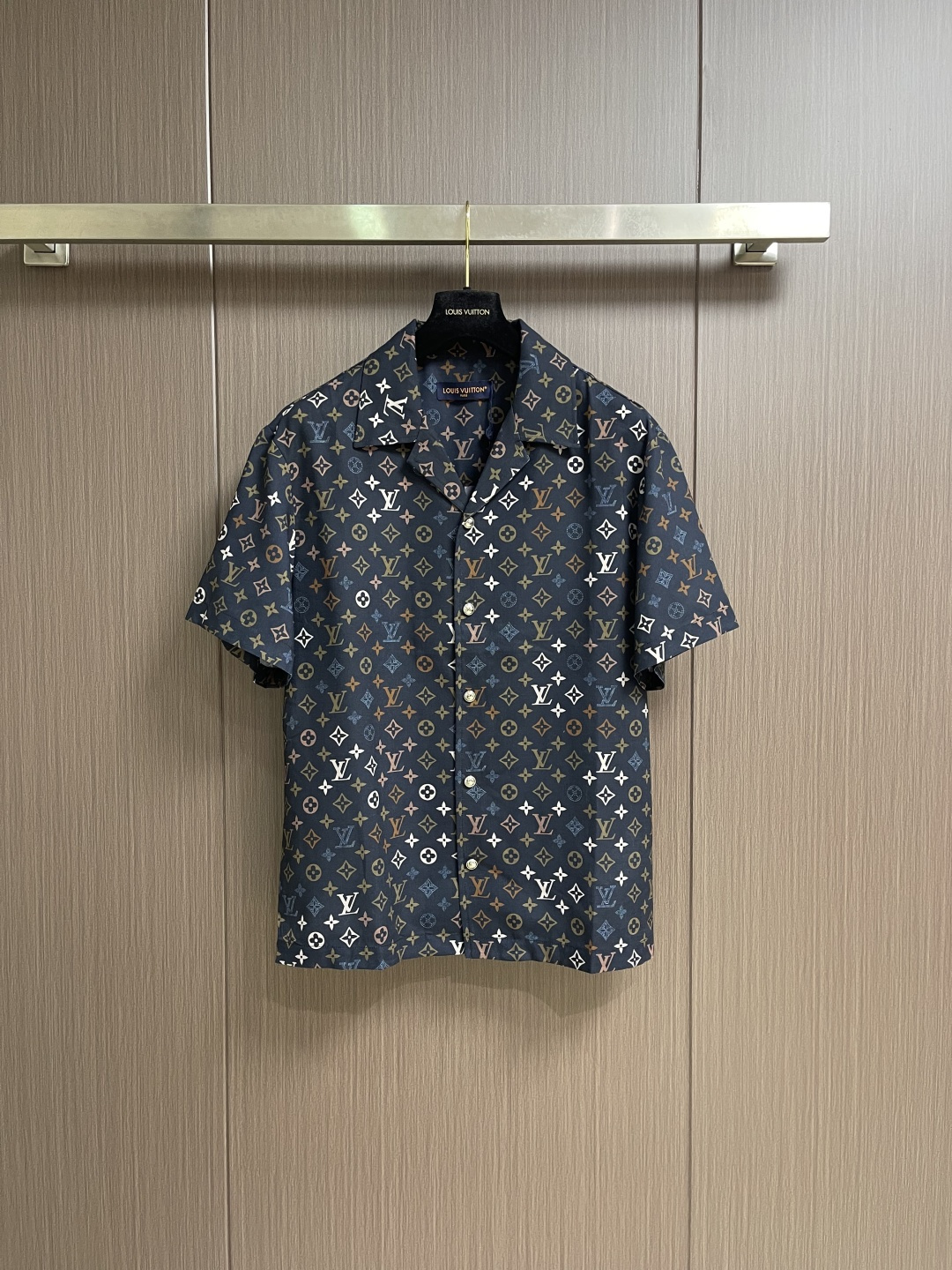 NO:840831,A set of LV 2026SS new summer printed lapel short-sleeved shirt and shorts suit, customized fabric, high breathability and comfort, impeccable details, reflecting high quality. It feels delicate and soft, showing casual tailoring, and the upper body shape is super good. Sizes 48-56, louis vuitton, shorts, shirts, T-shirt,19860909一套不拆 LV 2026SS夏季新款印花翻领短袖衬衫短裤套装,定制面料 透气舒适度高 细节无可挑剔 体现高品质.手感细腻柔软 呈现休闲裁剪 上身版型超好 .尺码48-56,,louis vuitton,shorts,shirts,T-shirt,,Men's clothing