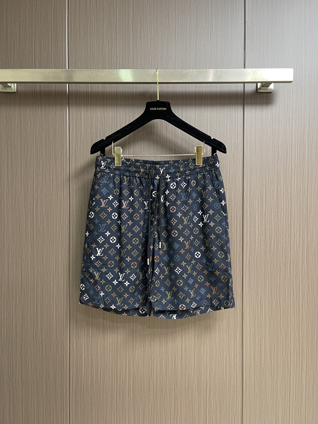 NO:840824,A set of LV 2026SS new summer printed lapel short-sleeved shirt and shorts suit, customized fabric, high breathability and comfort, impeccable details, reflecting high quality. It feels delicate and soft, showing casual tailoring, and the upper body shape is super good. Sizes 48-56, Louis Vuitton, shorts, shirts, T-shirt,19860909一套不拆 LV 2026SS夏季新款印花翻领短袖衬衫短裤套装,定制面料 透气舒适度高 细节无可挑剔 体现高品质.手感细腻柔软 呈现休闲裁剪 上身版型超好 尺码48-56,,louis vuitton,shorts,shirts,T-shirt,,Men's clothing