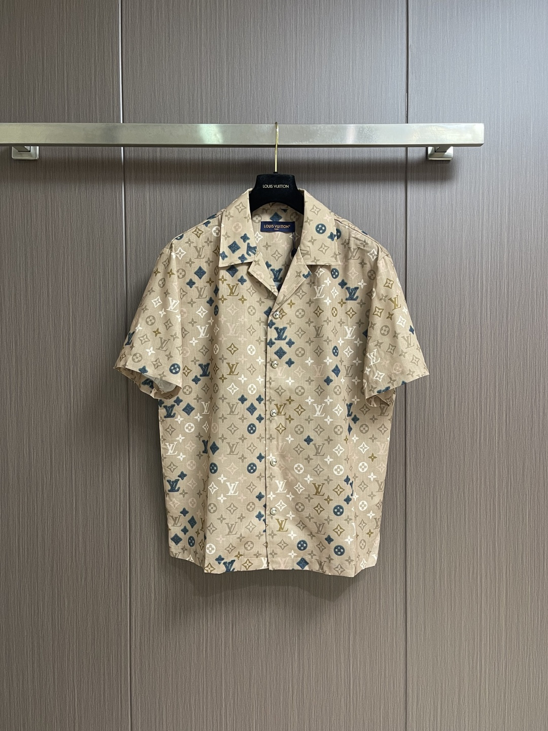 NO:840837,A set of LV 2026SS new summer printed lapel short-sleeved shirt and shorts suit, customized fabric, high breathability and comfort, impeccable details, reflecting high quality. It feels delicate and soft, showing casual tailoring, and the upper body shape is super good. Sizes 48-56, Louis Vuitton, shorts, shirts, T-shirt,19860909一套不拆 LV 2026SS夏季新款印花翻领短袖衬衫短裤套装,定制面料 透气舒适度高 细节无可挑剔 体现高品质.手感细腻柔软 呈现休闲裁剪 上身版型超好 尺码48-56,,louis vuitton,shorts,shirts,T-shirt,,Men's clothing