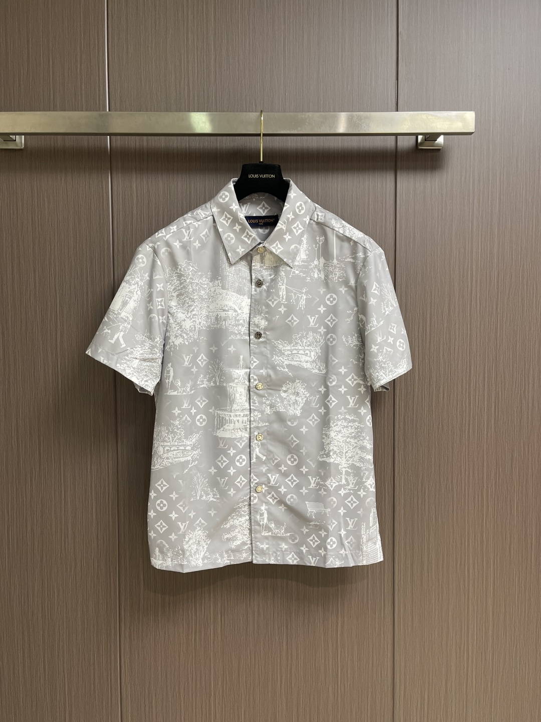 NO:840855,A set of LV 2026SS new summer street print short-sleeved shirt and shorts suit. This light and summery short-sleeved shirt is decorated with inspired Monogram Surplus pattern, which is presented in mottled tones and embellished with mother-of-pearl buttons. The shirt is made of blended fabrics, which feels fresh and breathable. As a single product that is easy to match with the classic tones of this series, it can inject unique pattern highlights into the overall look. Size 48-56 M-3XL  Top size 48, bust 112, shoulder width 52.4, length 67, size 50, bust 116, shoulder width 53.6, length 69, size 52, chest size 120, shoulder width 54.8, length 71, size 54, size 54, bust 124, shoulder width 56, length 73, size 56, size 56 bust, 128, shoulder width 57.2, length 75, shorts size 48.  Hips 100 Waist 76 Pants length 46 50 yards Hips 104 Waist 80 Pants length 48 52 yards Hips 108 Waist 84 Pants length 50 54 yards Hips 112 Waist 88 Pants length 52 56 yards Hips 116 Waist 92 Pants length 54,,louis vuitton,shorts,shirts,T-shirt,19860909一套不拆 LV 2026SS夏季新款街景印花短袖衬衫短裤套装,这款轻盈且充满夏日气息的短袖衬衫,饰有灵感的 Monogram Surplus 图案,其以斑驳的色调呈现,并点缀着珍珠母贝纽扣.衬衫选用混纺面料精制而成,触感清新透气.作为一款易于搭配本系列经典色调的单品,它能为整体造型注入独具辨识度的图案亮点. 尺码48-56 M-3XL 上衣 48码 胸围112 肩宽52.4 衣长67 50码 胸围116 肩宽53.6 衣长69 52码 胸围120 肩宽54.8 衣长71 54码 胸围124 肩宽56 衣长73 56码 胸围128 肩宽57.2衣长75 短裤 48码 臀围100 腰围76 裤长46 50码 臀围104 腰围80 裤长48 52码 臀围108 腰围84 裤长50 54码 臀围112 腰围88 裤长52 56码 臀围116 腰围92 裤长54,,louis vuitton,shorts,shirts,T-shirt,,Men's clothing