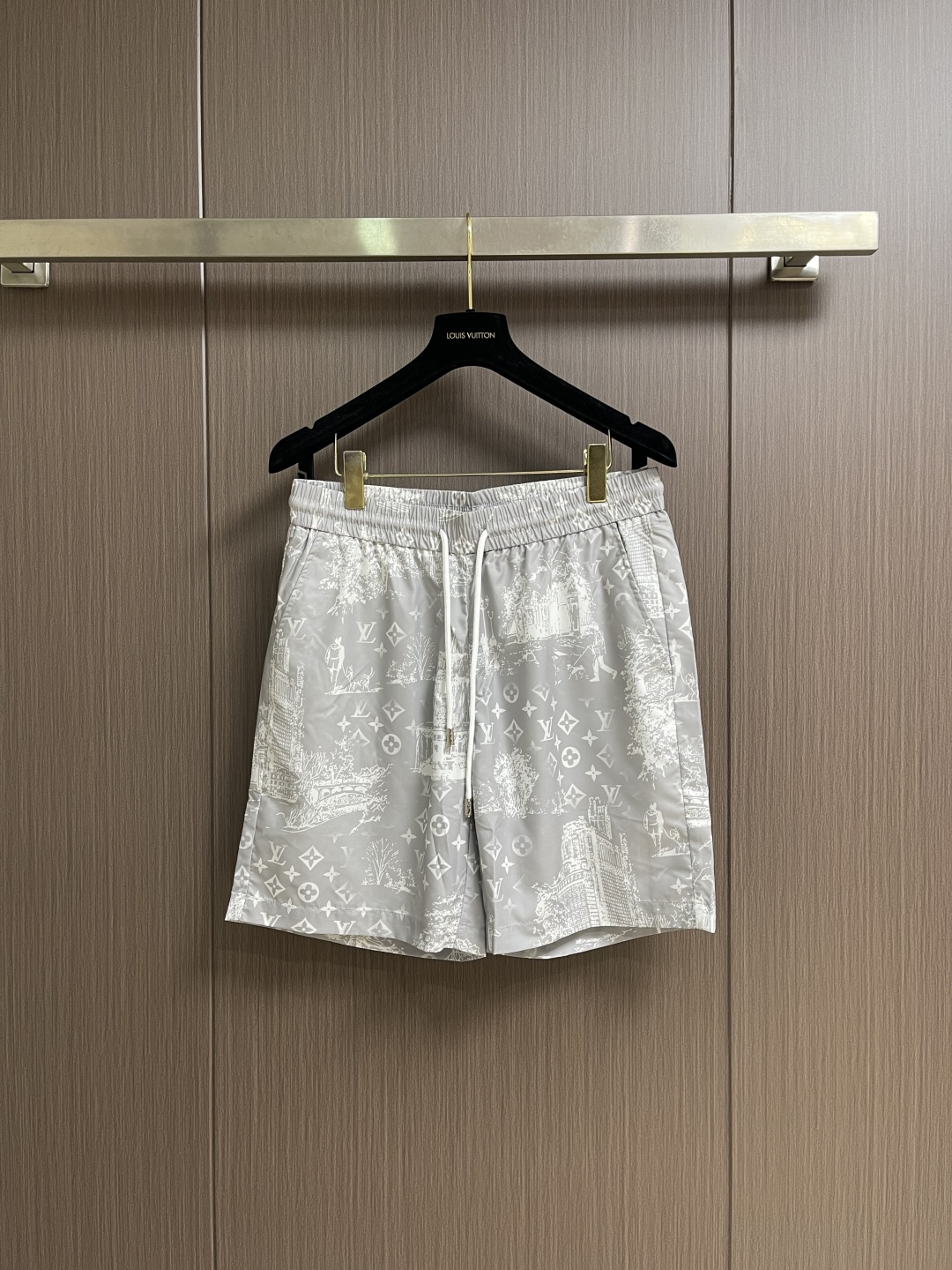 NO:840849,A set of LV 2026SS new summer street print short-sleeved shirt and shorts suit. This light and summery short-sleeved shirt is decorated with inspired Monogram Surplus pattern, which is presented in mottled tones and embellished with mother-of-pearl buttons. The shirt is made of blended fabrics, which feels fresh and breathable. As a single product that is easy to match with the classic tones of this series, it can inject unique pattern highlights into the overall look. Size 48-56 M-3XL  Top size 48, bust 112, shoulder width 52.4, length 67, size 50, bust 116, shoulder width 53.6, length 69, size 52, chest size 120, shoulder width 54.8, length 71, size 54, size 54, bust 124, shoulder width 56, length 73, size 56, size 56 bust, 128, shoulder width 57.2, length 75, shorts size 48.  Hips 100 Waist 76 Pants length 46 50 yards Hips 104 Waist 80 Pants length 48 52 yards Hips 108 Waist 84 Pants length 50 54 yards Hips 112 Waist 88 Pants length 52 56 yards Hips 116 Waist 92 Pants length 54,,louis vuitton,shorts,shirts,T-shirt,19860909一套不拆 LV 2026SS夏季新款街景印花短袖衬衫短裤套装,这款轻盈且充满夏日气息的短袖衬衫,饰有灵感的 Monogram Surplus 图案,其以斑驳的色调呈现,并点缀着珍珠母贝纽扣.衬衫选用混纺面料精制而成,触感清新透气.作为一款易于搭配本系列经典色调的单品,它能为整体造型注入独具辨识度的图案亮点.尺码48-56 M-3XL 上衣 48码 胸围112 肩宽52.4 衣长67 50码 胸围116 肩宽53.6 衣长69 52码 胸围120 肩宽54.8 衣长71 54码 胸围124 肩宽56 衣长73 56码 胸围128 肩宽57.2衣长75 短裤 48码 臀围100 腰围76 裤长46 50码 臀围104 腰围80 裤长48 52码 臀围108 腰围84 裤长50 54码 臀围112 腰围88 裤长52 56码 臀围116 腰围92 裤长54,,louis vuitton,shorts,shirts,T-shirt,,Men's clothing