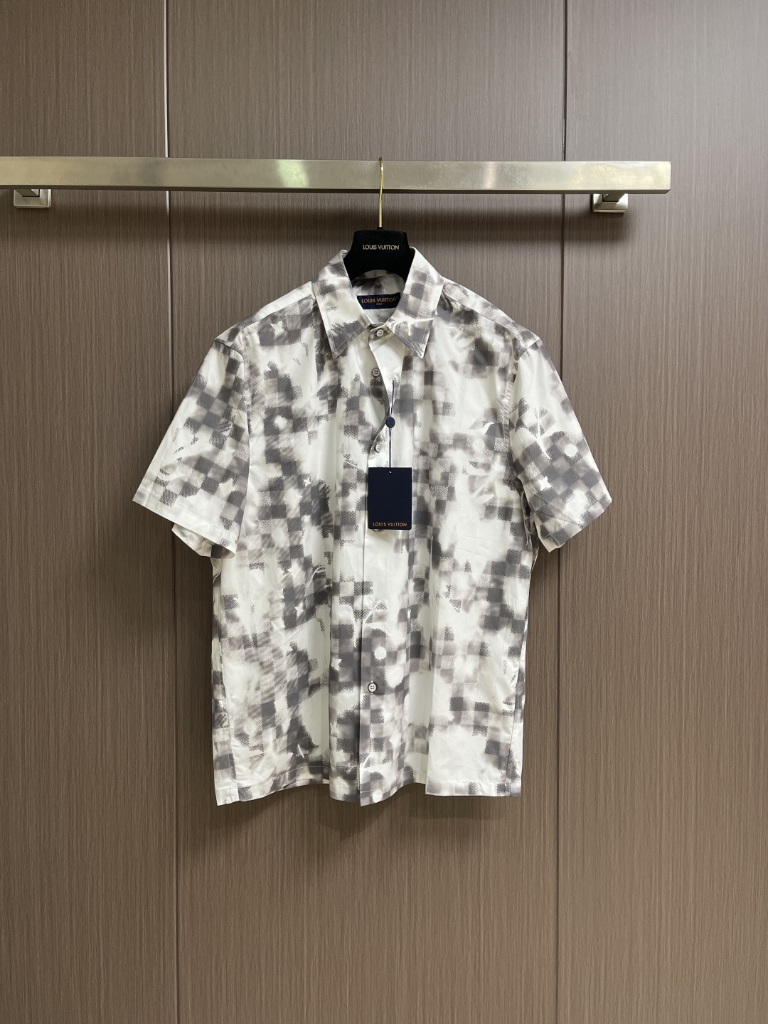 NO:837835,Tops shorts LV  2026SS new summer black and white pixel sfumato short-sleeved shirt and shorts suit, this one uses a very visually impactful black and white pixel sfumato print, breaking the monotony of the traditional plaid pattern and presenting a unique sense of deconstructed art. The loose shoulder design is inclusive of various body types, top  The body has a casual and lazy temperament. The fabric is light and smooth, with good breathability, making it no burden to wear in summer. Whether worn alone or layered, it can easily show your high street taste and personality attitude. It is a must-have item for fashionable people to go out. Sizes S-XL, Louis  vuitton,shorts,shirts,T-shirt,19860909上衣 短裤 LV 2026SS夏季新款黑白像素晕染短袖衬衫短裤套装,这款采用极具视觉冲击力的黑白像素晕染印花,打破传统格纹的单调,呈现独特的解构艺术感.宽松落肩版型设计,包容各种身材,上身自带随性慵懒气质.面料轻薄顺滑,透气性佳,夏日穿着毫无负担.无论是单穿还是作为叠搭,都能轻松彰显你的高街品味与个性态度,是潮人出街的必备单品.尺码S-XL,,louis vuitton,shorts,shirts,T-shirt,,Men's clothing