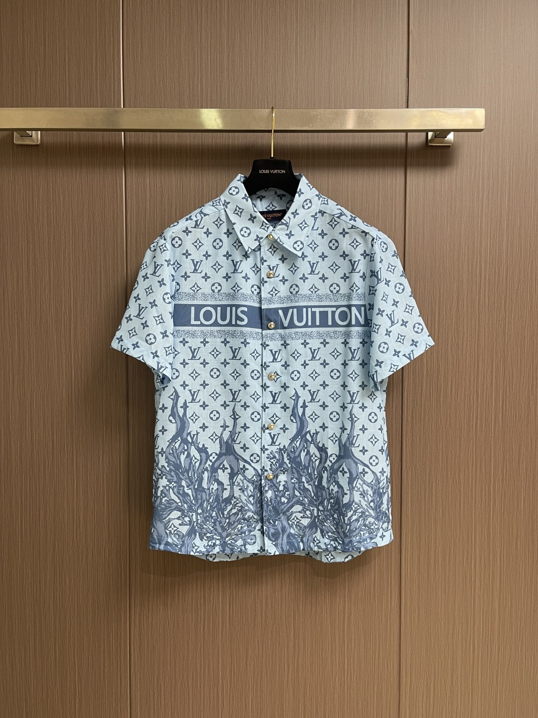 NO:840871,A set of LV 2026SS new summer printed lapel short-sleeved shirt and shorts suit, customized fabric, high breathability and comfort, impeccable details, reflecting high quality. It feels delicate and soft, showing casual tailoring. The upper body shape is super good. Size 48-56 M-3XL Top 48 size, bust 112, shoulder width 52.4, length 67, size 50, bust 116, shoulder width 53.6, length 69  Size 52 Bust 120 Shoulder Width 54.8 Dress Length 71 Size 54 Bust 124 Shoulder Width 56 Dress Length 73 Size 56 Bust 128 Shoulder Width 57.2 Dress Length 75 Shorts Size 48 Hips 100 Waist 76 Pants Length 46 Size 50 Hips 104 Waist 80 Pants Length 48 Size 52 Hips 108  Waist 84, pants length 50, size 54, hips 112, waist 88, pants length 52, size 56, hips 116, waist 92, length 54, louis vuitton, shorts, shirts, T-shirt,19860909一套不拆 LV 2026SS夏季新款印花翻领短袖衬衫短裤套装,定制面料 透气舒适度高 细节无可挑剔 体现高品质.手感细腻柔软 呈现休闲裁剪 上身版型超好 .尺码48-56 M-3XL 上衣 48码 胸围112 肩宽52.4 衣长67 50码 胸围116 肩宽53.6 衣长69 52码 胸围120 肩宽54.8 衣长71 54码 胸围124 肩宽56 衣长73 56码 胸围128 肩宽57.2衣长75 短裤 48码 臀围100 腰围76 裤长46 50码 臀围104 腰围80 裤长48 52码 臀围108 腰围84 裤长50 54码 臀围112 腰围88 裤长52 56码 臀围116 腰围92 裤长54,,louis vuitton,shorts,shirts,T-shirt,,Men's clothing