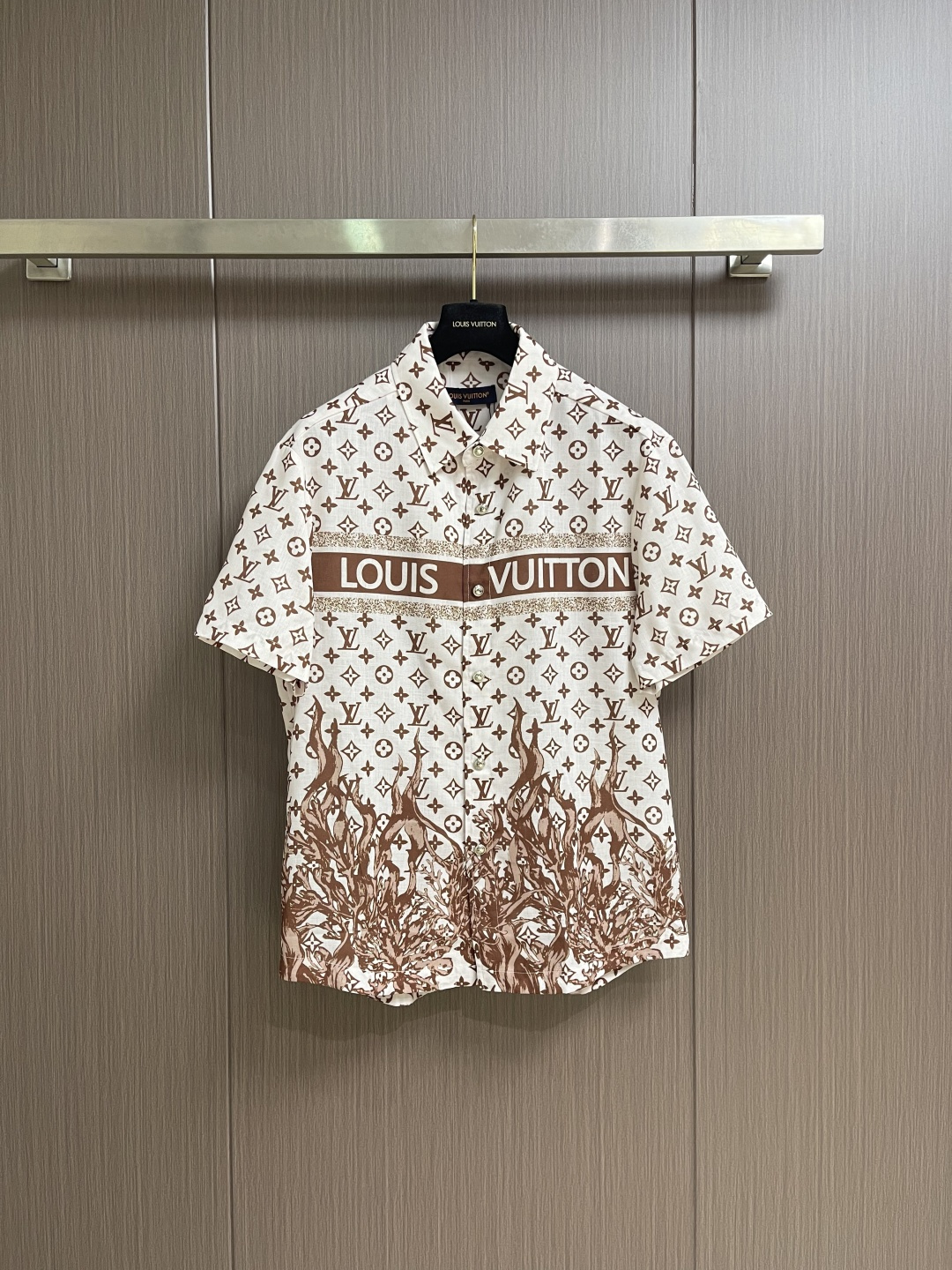 NO:840866,A set of LV 2026SS new summer printed lapel short-sleeved shirt and shorts suit, customized fabric, high breathability and comfort, impeccable details, reflecting high quality. It feels delicate and soft, showing casual tailoring. The upper body shape is super good, size 48-56 M-3XL, top 48 size, bust 112, shoulder width 52.4, length 67, size 50, bust 116, shoulder width 53.6, length 69  Size 52 Bust 120 Shoulder Width 54.8 Dress Length 71 Size 54 Bust 124 Shoulder Width 56 Dress Length 73 Size 56 Bust 128 Shoulder Width 57.2 Dress Length 75 Shorts Size 48 Hips 100 Waist 76 Pants Length 46 Size 50 Hips 104 Waist 80 Pants Length 48 Size 52 Hips 108  Waist 84, pants length 50, size 54, hips 112, waist 88, pants length 52, size 56, hips 116, waist 92, length 54, louis vuitton, shorts, shirts, T-shirt,19860909一套不拆 LV 2026SS夏季新款印花翻领短袖衬衫短裤套装,定制面料 透气舒适度高 细节无可挑剔 体现高品质.手感细腻柔软 呈现休闲裁剪 上身版型超好 尺码48-56 M-3XL 上衣 48码 胸围112 肩宽52.4 衣长67 50码 胸围116 肩宽53.6 衣长69 52码 胸围120 肩宽54.8 衣长71 54码 胸围124 肩宽56 衣长73 56码 胸围128 肩宽57.2衣长75 短裤 48码 臀围100 腰围76 裤长46 50码 臀围104 腰围80 裤长48 52码 臀围108 腰围84 裤长50 54码 臀围112 腰围88 裤长52 56码 臀围116 腰围92 裤长54,,louis vuitton,shorts,shirts,T-shirt,,Men's clothing