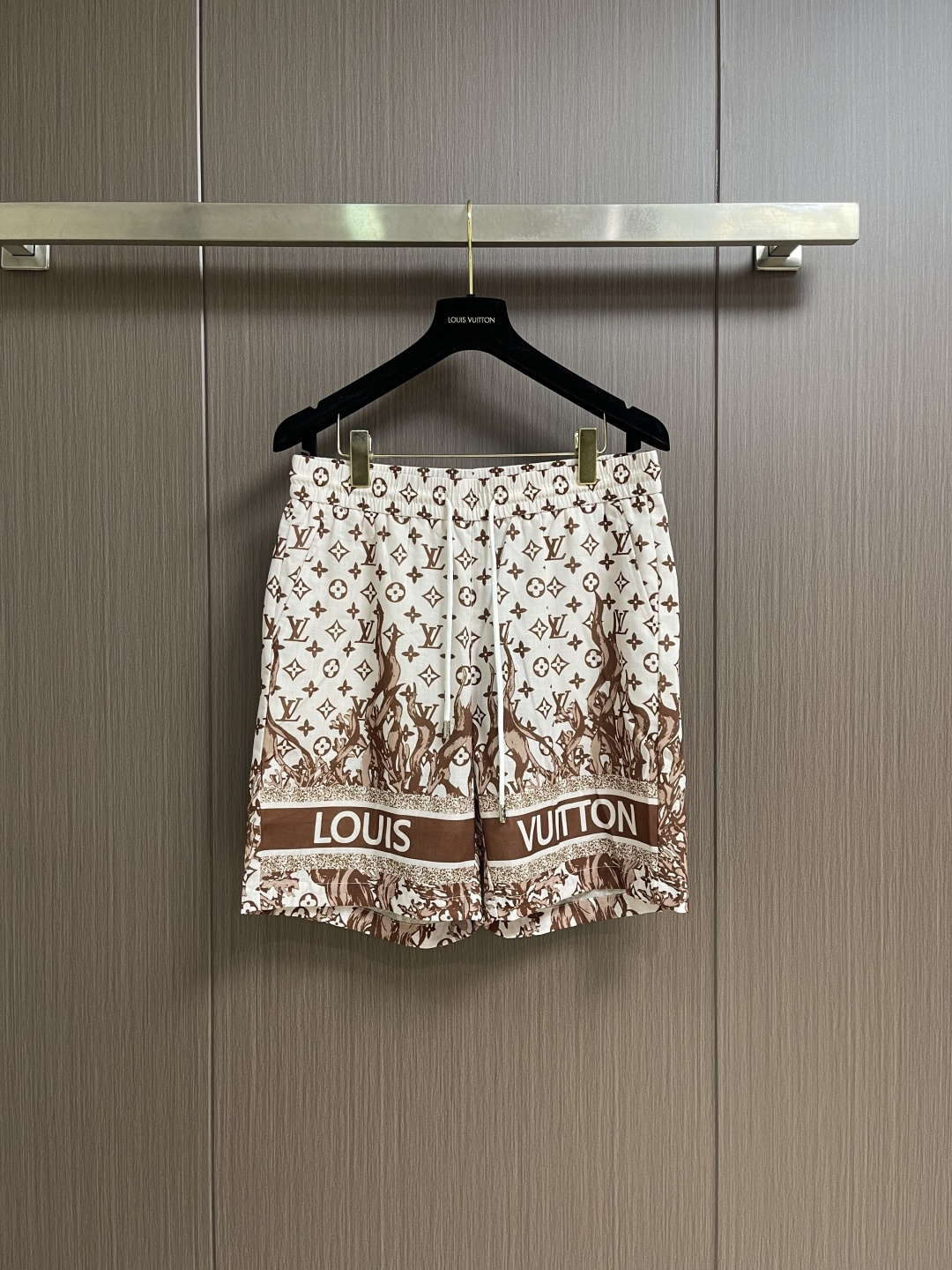 NO:840862,A set of LV 2026SS new summer printed lapel short-sleeved shirt and shorts suit, customized fabric, high breathability and comfort, impeccable details, reflecting high quality. It feels delicate and soft, showing casual tailoring. The upper body shape is super good. Size 48-56 M-3XL Top 48 size, bust 112, shoulder width 52.4, length 67, size 50, bust 116, shoulder width 53.6, length 69  Size 52 Bust 120 Shoulder Width 54.8 Dress Length 71 Size 54 Bust 124 Shoulder Width 56 Dress Length 73 Size 56 Bust 128 Shoulder Width 57.2 Dress Length 75 Shorts Size 48 Hips 100 Waist 76 Pants Length 46 Size 50 Hips 104 Waist 80 Pants Length 48 Size 52 Hips 108  Waist 84, pants length 50, size 54, hips 112, waist 88, pants length 52, size 56, hips 116, waist 92, length 54, louis vuitton, shorts, shirts, T-shirt,19860909一套不拆 LV 2026SS夏季新款印花翻领短袖衬衫短裤套装,定制面料 透气舒适度高 细节无可挑剔 体现高品质.手感细腻柔软 呈现休闲裁剪 上身版型超好 .尺码48-56 M-3XL 上衣 48码 胸围112 肩宽52.4 衣长67 50码 胸围116 肩宽53.6 衣长69 52码 胸围120 肩宽54.8 衣长71 54码 胸围124 肩宽56 衣长73 56码 胸围128 肩宽57.2衣长75 短裤 48码 臀围100 腰围76 裤长46 50码 臀围104 腰围80 裤长48 52码 臀围108 腰围84 裤长50 54码 臀围112 腰围88 裤长52 56码 臀围116 腰围92 裤长54,,louis vuitton,shorts,shirts,T-shirt,,Men's clothing