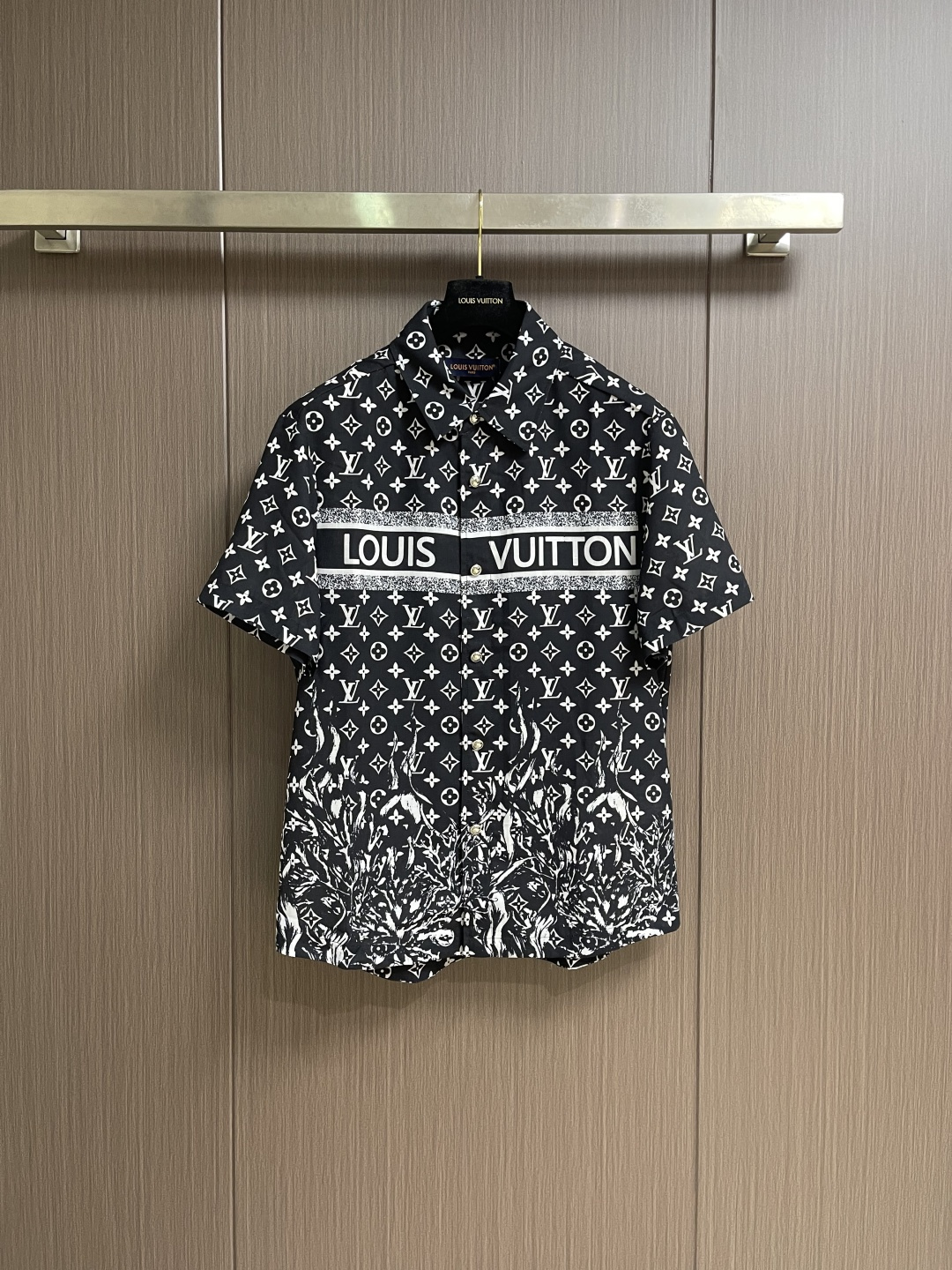NO:840861,A set of LV 2026SS new summer printed lapel short-sleeved shirt and shorts suit, customized fabric, high breathability and comfort, impeccable details, reflecting high quality. It feels delicate and soft, showing casual tailoring. The upper body shape is super good, size 48-56 M-3XL, top 48 size, bust 112, shoulder width 52.4, length 67, size 50, bust 116, shoulder width 53.6, length 69  Size 52 Bust 120 Shoulder Width 54.8 Dress Length 71 Size 54 Bust 124 Shoulder Width 56 Dress Length 73 Size 56 Bust 128 Shoulder Width 57.2 Dress Length 75 Shorts Size 48 Hips 100 Waist 76 Pants Length 46 Size 50 Hips 104 Waist 80 Pants Length 48 Size 52 Hips 108  Waist 84, pants length 50, size 54, hips 112, waist 88, pants length 52, size 56, hips 116, waist 92, length 54, louis vuitton, shorts, shirts, T-shirt,19860909一套不拆 LV 2026SS夏季新款印花翻领短袖衬衫短裤套装,定制面料 透气舒适度高 细节无可挑剔 体现高品质.手感细腻柔软 呈现休闲裁剪 上身版型超好 尺码48-56 M-3XL 上衣 48码 胸围112 肩宽52.4 衣长67 50码 胸围116 肩宽53.6 衣长69 52码 胸围120 肩宽54.8 衣长71 54码 胸围124 肩宽56 衣长73 56码 胸围128 肩宽57.2衣长75 短裤 48码 臀围100 腰围76 裤长46 50码 臀围104 腰围80 裤长48 52码 臀围108 腰围84 裤长50 54码 臀围112 腰围88 裤长52 56码 臀围116 腰围92 裤长54,,louis vuitton,shorts,shirts,T-shirt,,Men's clothing