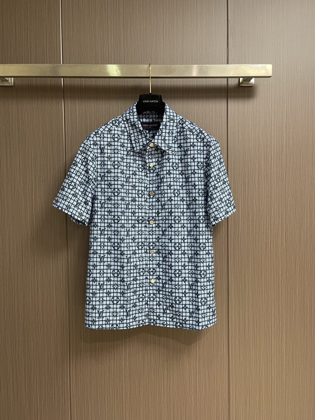 NO:840843,An unbreakable set of LV plaid presbyopic short-sleeved lapel shirt and shorts suit, made of custom-made fabrics, precision jacquard weaving and pre-shrunk processing. The texture is crisp and textured, soft and skin-friendly, with good breathability and drape. It is not easy to deform after long-term wear. It can still maintain clear patterns and crisp styles after multiple washings. Sizes 48-56, louis vuitton, shorts, shirts, T-shirt,19860909一套不拆 LV 格纹老花短袖翻领衬衫短裤套装,采用定制面料,经过精密提花织造与预缩水处理,质地挺括有肌理感,触感柔软亲肤,兼具良好的透气性与垂坠感,久穿不易变形,多次洗涤后仍能保持图案清晰与版型挺括.尺码48-56,,louis vuitton,shorts,shirts,T-shirt,,Men's clothing