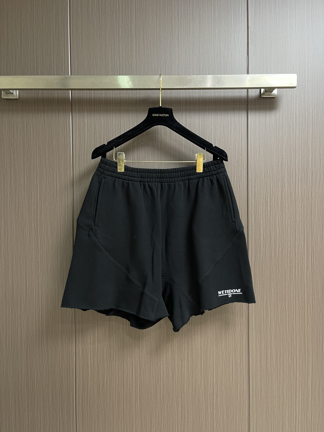 NO:837845,WELLDONE logo sports shorts, custom-made velvet luxury black soft cotton, delicate and soft, comfortable and skin-friendly, matte black tone with a lazy aura, WE11DONE 6 wave logo silently embellished on the trouser legs, hidden luxury and elegance, raw edge trouser legs with retro texture, showing laziness and casualness, elastic waistband supports freely, awakening the soul of spring, simple to the extreme is fashionable, using glue graffiti printing, the printing has been modified by the film screen three times  Use glue liquid paint to print the pattern on the fabric. Bake the fabric to fix the printed pattern. Sand the edges of the trousers with specific techniques. Finely sand the edges of the trouser legs to ensure that the yarn color of the frayed parts can be integrated with the color of the body to create a retro worn effect. Sizes S-XL  Foot circumference 80, pants length 46, XL size, waist circumference 84, leg circumference 84, pants length 47,,shorts,19860909WELLDONE 徽标运动短裤 定制凝绒奢感黑柔棉 细腻柔软 舒适亲肤 哑光黑调自带慵懒气场 WE11DONE 6海浪标识静默点缀于裤腿 暗藏奢雅底蕴 毛边裤脚叙复古肌理 彰显懒惰随性 松紧腰头承托自在 唤醒春天的灵魂 简单到极致就是时髦 采用胶浆涂鸦印花 印花经过三次菲林网板修改 使用胶浆液体涂料在织物上打印图案 烘烤织物以固定印刷图案 齐口散边磨破工艺 通过特定手法进行打磨 裤脚边缘进行精细的打磨处理 确保磨烂部分的纱线颜色能够与大身颜色融合为一体 创造出一种复古破旧效果.尺码S-XL S码 腰围72 脚口围72 裤长44 M码 腰围76 脚口围76 裤长45 L码 腰围80 脚口围80 裤长46 XL码 腰围84 脚口围84 裤长47,,shorts,,Men's clothing