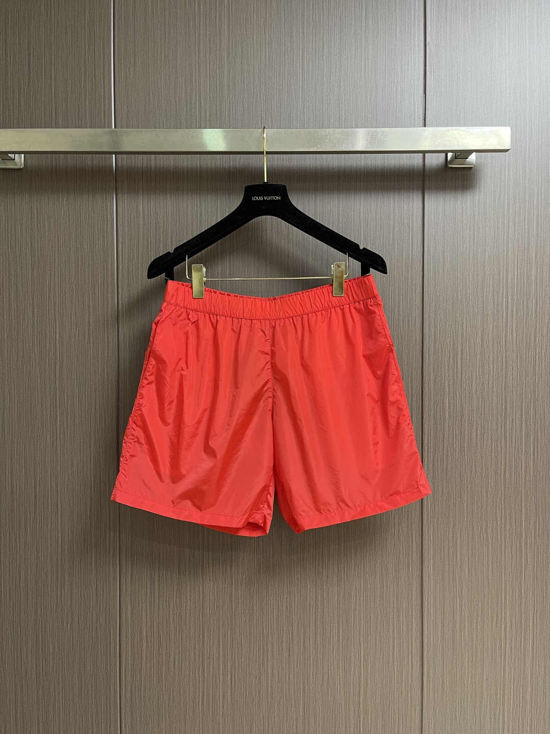 NO:836136,PRADA  Casual shorts with metal triangle logo and contrasting color trim, made of imported recycled nylon fabric specially supplied by the brand, which has been treated with special water-repellent treatment. The texture is light and crisp with a soft matte texture. It has excellent breathability, anti-wrinkle and quick-drying properties. It can be worn on the body.  It feels dry and comfortable, and has excellent drape and deformation resistance; the waistband is designed with high elasticity and is equipped with a hidden drawstring adjustment, which fits the waist line without being tight or loose, taking into account the convenience and comfort of daily wear; the trousers are sharply cut  Sleek and neat, the trouser legs have been optimized for many times, and the lines are smooth and modify the leg shape. The straight version is not flattering and suitable for a variety of wearing styles; the edges of the trouser legs are made of double-line seaming technology, the stitching is even and fine, and it is wear-resistant and durable; the overall process is rigorous, and every step is  The splicing and wiring are all processed with precision, and details such as pocket reinforcement and waistband hemming are all made of double reinforcement technology, perfectly integrating the brand's classic elements with modern functional design, taking into account both practical performance and fashionable style. Sizes 46-52  S-XL Size S, length 39, waist 76, hips 116, size M, length 40, waist 80, hips 120, size L, length 41, waist 84, hips 124, size XL, length 42, waist 88, hips 128,,prada,shorts,19860909PRADA 金属三角标撞色饰边休闲短裤,采用品牌特供进口再生锦纶面料,经过特殊防泼水处理,质地轻盈挺括且自带柔和哑光质感,兼具出色的透气性、抗皱性与速干性能,上身体感干爽舒适,同时拥有优越的垂坠度与抗变形能力；腰头采用高弹松紧设计,搭配隐藏式抽绳调节,贴合腰部线条且不勒不松,兼顾日常穿着的便捷性与舒适感；裤身剪裁利落利落,裤腿经过多次版型优化,线条流畅修饰腿型,直筒版型不挑身材,适配多种穿搭风格；裤脚边缘采用双线锁边工艺,针脚均匀细密,耐磨耐穿；整体工艺严苛,每一处拼接、走线均经过精密处理,口袋加固、腰头锁边等细节部位均采用双重加固工艺,将品牌经典元素与现代功能性设计完美融合,兼顾实用性能与时尚格调.尺码46-52 S-XL S码 裤长39 腰围76 臀围116 M码裤长40 腰围80 臀围120 L码 裤长41 腰围84 臀围124 XL码裤长42 腰围88 臀围128,,prada,shorts,,Men's clothing
