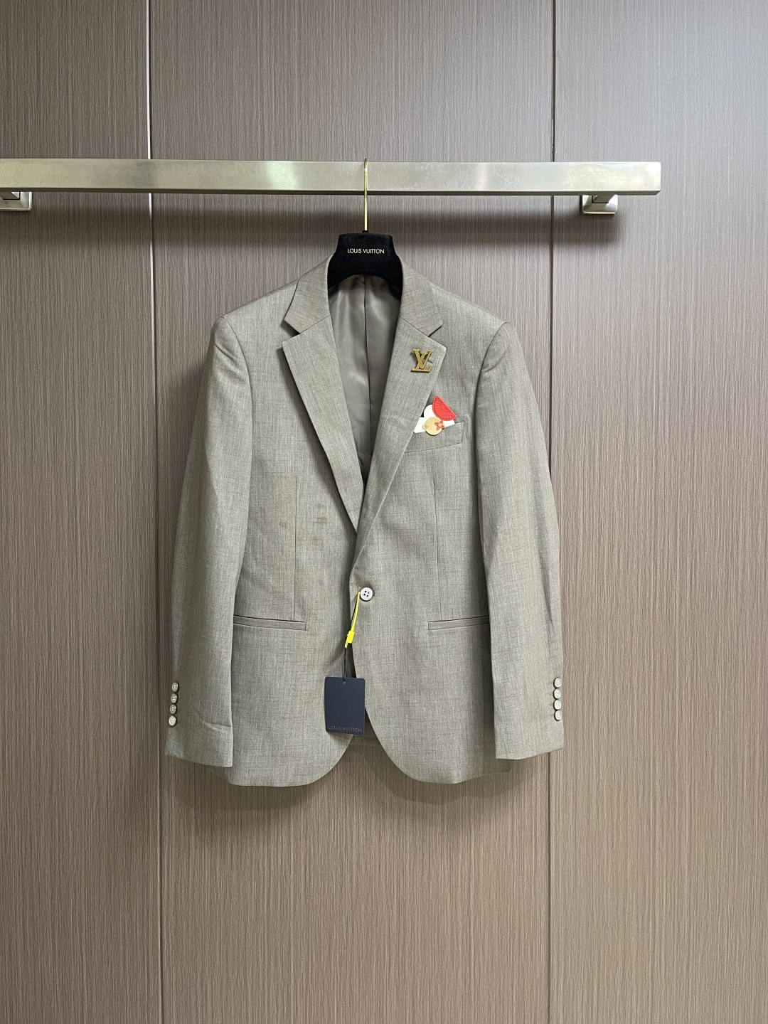 NO:836101,The whole set can be sold separately, single suit, trousers, LV  2026SS early spring new high-end hardware pocket suit, suit jacket and trousers suit with cartoon leather logo logo. The design optimizes the body proportions, outlines the straight shoulder line and smooth waistline, and hides the exquisite thought of high-end tailoring. The whole set adopts the same color precision wiring, and the details highlight the brand's inherited sewing technology. Every stitch embodies the utmost care for quality.  Pursuit. From fabric selection to pattern polishing, from detail processing to style presentation, this suit is not only a perfect fusion of high-end fabrics and exquisite craftsmanship, but also a tool for urban elites to show off their taste and style. Say goodbye to the same commuter attire and use a premium suit to unlock the charm of a man who is calm and restrained without losing quality. Sizes 46-56  Suit size 46, length 70, shoulder width 42.8, bust 100, size 48, length 72, shoulder width 44, bust 104, size 50, length 74, shoulder width 45.2, bust 108, size 52, length 76, shoulder width 46.2, bust 112, size 54, length 78, shoulder width 47.6, bust 116, size 56, length 80  Shoulder width 48.8 Bust 120 Pants Size 46 length 109 Waist 77 Hips 98.8 Size 48 length 112 Waist 81 Hips 102 Size 50 length 115 Waist 85 Hips 105.2 Size 52 length 117 Waist 89 Hips 108.4 Size 54 length 119 Waist 93  Hips 111.6, size 56 pants length 121, waist 97, hips 114.8,,louis vuitton,jackets & coats,business suit,19860909整套 可拆卖 单西服 西裤 LV 2026SS早春新款高定五金口袋卡通皮标logo西装西服外套西裤套装,设计优化身形比例,勾勒挺拔肩线与流畅腰线,暗藏高定剪裁的精妙心机.整套采用同色系精密走线,细节处彰显品牌传承的缝纫工艺,每一处针脚都凝聚着对品质的极致追求.从面料甄选到版型打磨,从细节处理到风格呈现,这款西装既是高端面料与精湛工艺的完美融合,也是都市精英彰显品味与格调的穿搭利器.告别千篇一律的通勤着装,用一件臻品西装,解锁沉稳内敛又不失质感的男士魅力.尺码46-56 西服 46码衣长70 肩宽42.8胸围100 48码衣长72 肩宽44胸围104 50码衣长74 肩宽45.2胸围108 52码衣长76 肩宽46.2胸围112 54码衣长78 肩宽47.6胸围116 56码衣长80 肩宽48.8胸围120 西裤 46码裤长109 腰围77 臀围98.8 48码裤长112 腰围81臀围102 50码裤长115 腰围85 臀围105.2 52码裤长117 腰围89 臀围108.4 54码裤长119 腰围93 臀围111.6 56码裤长121 腰围97 臀围114.8,,louis vuitton,jackets & coats,business suit,,Men's clothing