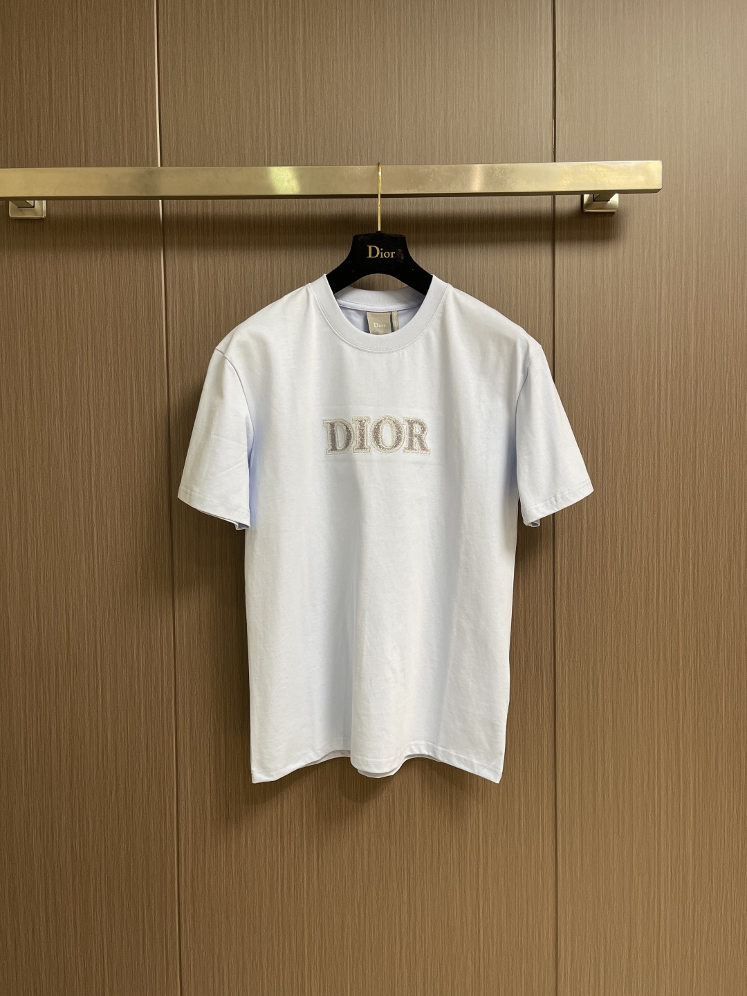 NO:836105,Dior 2026SS new summer 280g high-density short-sleeved T-shirt, brand logo embroidery on the chest, same style for men and women. Made of imported custom-dyed fabric for upper body, comfortable and dense. The back collar chain bottom is fully shoulder-covering. It will not deform or shrink when exposed to water. Sizes S-XL S size shoulder width 56.5 bust 106 length 70 M size shoulder width 58 bust 110 length 72 L size shoulder width 60.5  Bust 114, length 74, XL, shoulder width 62, bust 118, length 76, dior, T-shirt, tees, t-shirt,19860909Dior 2026SS夏季新款280克高密度短袖T恤,胸前品牌标识刺绣,男女同款 采用进口定制定染面料上身舒适密度强 后领锁链底全包肩 过水不变形不缩水.尺码S-XL  S码肩宽56.5 胸围106 衣长70 M码 肩宽58 胸围110 衣长72 L码肩宽60.5 胸围114 衣长74 XL码 肩宽62 胸围118 衣长76,,dior,T-shirt,tees，t-shirt,,Men's clothing