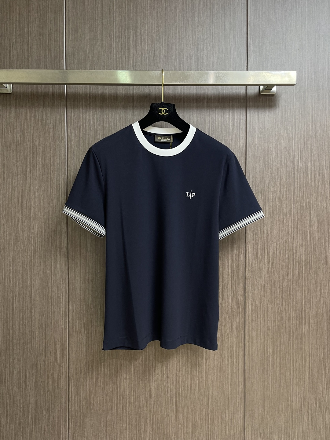 NO:956093,LP LoroPiana 2026ss new summer short-sleeved T-shirt, imported top combed cotton fabric, extremely skin-friendly and comfortable. It feels very delicate, has a good texture, and perfectly reflects the three-dimensional effect. It is in line with the brand's consistent design style. It is a very good overall one. It can be worn alone without any problem. Sizes 48-56. Bust 102 for size 48. Shoulder width 49.3. Mid-back length 66. Bust 106 for size 50.  Shoulder width 50.5, center length 68 for size 52, chest 110 for size 52, shoulder width 51.7, center length 70 for size 54, chest 114 for size 54, shoulder width 52.9, center length 72, size 56, chest width 54.1, center back length 74,,loro piana,loro piana,T-shirt,tees,t-shirt,19860909LP LoroPiana 2026ss夏装新品短袖T恤,进口顶极精梳棉面料,极为亲肤舒适 摸上去非常的细腻,质感很好,完美体现立体感 符合品牌一贯设计风格,整体非常不错的一款,内搭单穿都完全没问题 尺码48-56 48码胸围102 肩宽49.3 后中长66 50码胸围106 肩宽50.5 后中长68 52码胸围110 肩宽51.7 后中长70 54码胸围114 肩宽52.9 后中长72 56码胸围 肩宽54.1 后中长74,,loro piana,loro piana,T-shirt,tees，t-shirt,,Men's clothing
