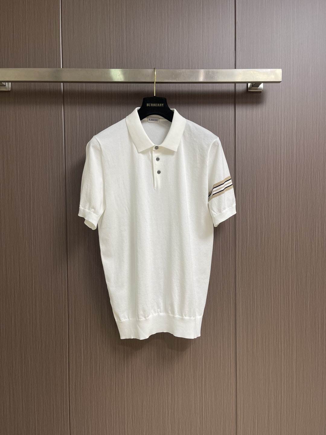 NO:845190,Burberry 2026ss new spring and summer knitted lapel short-sleeved Polo, cuff contrast series old money style knitted lapel!  Made of ice silk Yilite fabric, it is simple and without any unnecessary cumbersomeness. It is a versatile item that is indispensable in the wardrobe!  Super comfortable to wear, avant-garde and practical, exquisite and perfect craftsmanship, a classic in the fashion and leisure series!  Size M-3XL,,burberry,T-shirt,19860909Burberry 2026ss春夏新款针织翻领短袖Polo,袖口撞色系列老钱风针织翻领！冰丝伊力特面料,简约没有任何多余累赘感,衣橱不可缺少的一件百搭单品！穿身上超级舒适,前卫又实穿,精致完美工艺,时尚休闲系列的经典之作！尺码M-3XL,,burberry,T-shirt,,Men's clothing