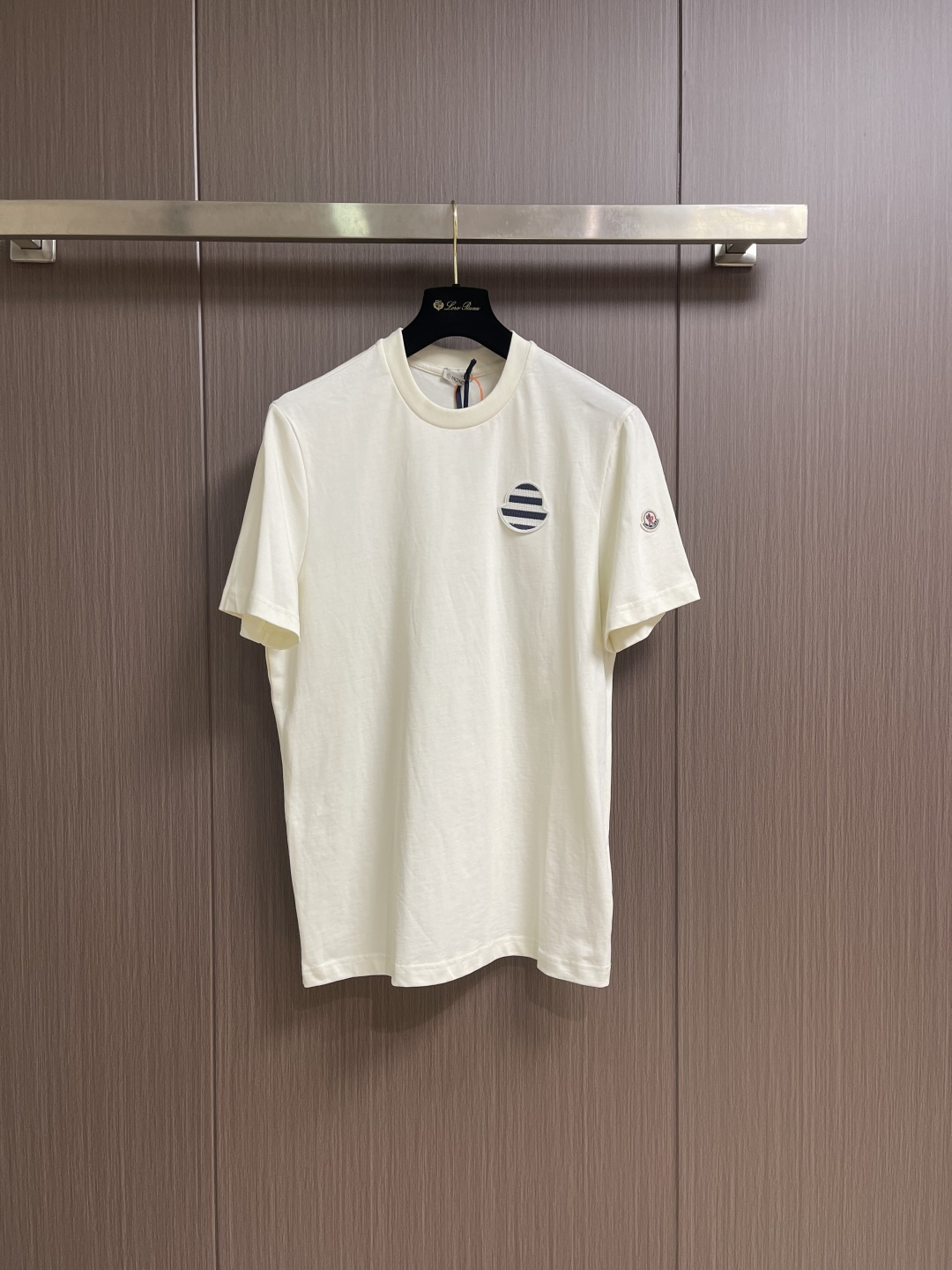 NO:845202,moncler striped logo patch short-sleeved T-shirt, custom-made matte combed plain cotton, nautical stripe patch on the chest like a deep-sea navigation mark, and the same color logo patch on the left sleeve as a secret code of identity. The two echo tacitly in the simple silhouette, hiding Italian elegance and nautical legends in the details, low-key but sharp. Imported machine embroidery technology, advanced computer control system and precision mechanical components are used to realize the Moc logo patch work. Sizes S-XL S size bust 104  Shoulder width 42.5, length 71, size M, bust 108, shoulder width 44, length 73, size L, bust 112, width 45.5, length 75, size XL, bust 116, width 47, length 77, T-shirt, tees, t-shirt,19860909moncler 条纹标识贴片短袖T恤,定制雾感精梳平纹棉,胸间航海条纹贴片如深海航标,左袖同色标识贴片为身份暗语,二者于简约廓形中默契呼应,将意式奢雅与航海传奇藏于细节,低调却锋芒毕露.采用进口机刺绣工艺,使用先进的计算机控制系统和精密的机械部件,实现Moc标识贴片工作.尺码S-XL S码胸围104 肩宽42.5 衣长71 M码 胸围108 肩宽44 衣长73 L码胸围112肩宽45.5 衣长75 XL码 胸围116肩宽47 衣长77,,T-shirt,tees，t-shirt,,Men's clothing