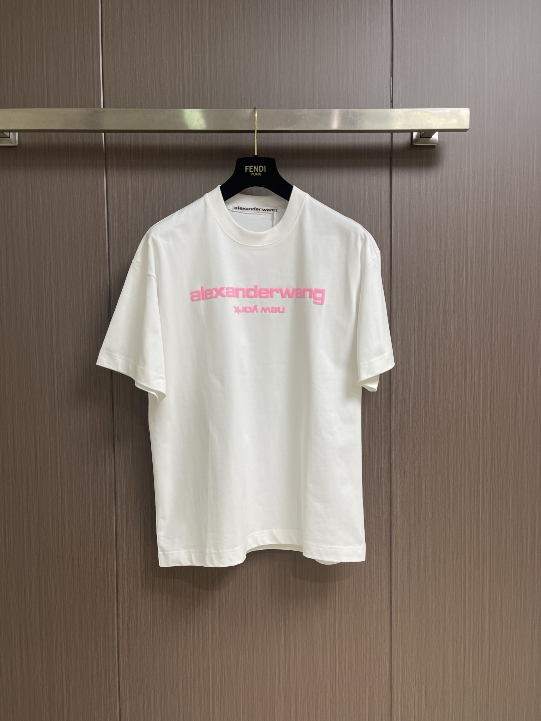 NO:845140,Alexander wang foam printed T-shirt, the original development and exclusive custom-woven original double yarn fabric, 260 grams of custom-dyed classic thread, round neck three-dimensional offset printing to restore the special high-foam printing, the process cost is extremely high, it is different from most wrong versions of ordinary printing on the market!  Full of texture!  Size S-XXL,,alexander wang,tees,t-shirt,19860909Alexander wang 亚历山大王发泡印花T恤,原版开发独家定织原版双纱面料,克重260定染经典螺纹,圆领立体胶印还原特殊高泡印花,工艺成本极高,区别市面上大多错版普通印花！质感满满！尺码S-XXL,,alexander wang,tees，t-shirt,,Men's clothing