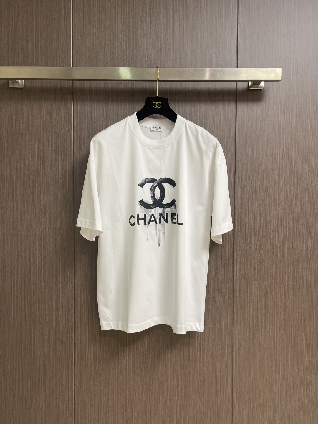 NO:845151,CHANEL 2026SS new summer style short-sleeved T-shirt with printed logo and pattern. This short-sleeved shirt perfectly combines classic and fashion. It is calm yet stylish, showing its unique taste. The round neck design is simple and elegant, not picky about the face shape, and can easily adapt to various styles. It is skin-friendly and breathable, comfortable to wear, and has a certain sense of stiffness and is not easy to deform. Sizes S-XXL,,chanel,T-shirt,tees,t-shirt,19860909CHANEL 2026SS夏季新款标识图案印花短袖T恤,这款短袖将经典与时尚完美融合.沉稳又不失格调,彰显独特品味.圆领设计简洁大方,不挑脸型,轻松适配各种风格,亲肤透气,穿着舒适自在,且有一定挺括感,不易变形.尺码S-XXL,,chanel,T-shirt,tees，t-shirt,,Men's clothing