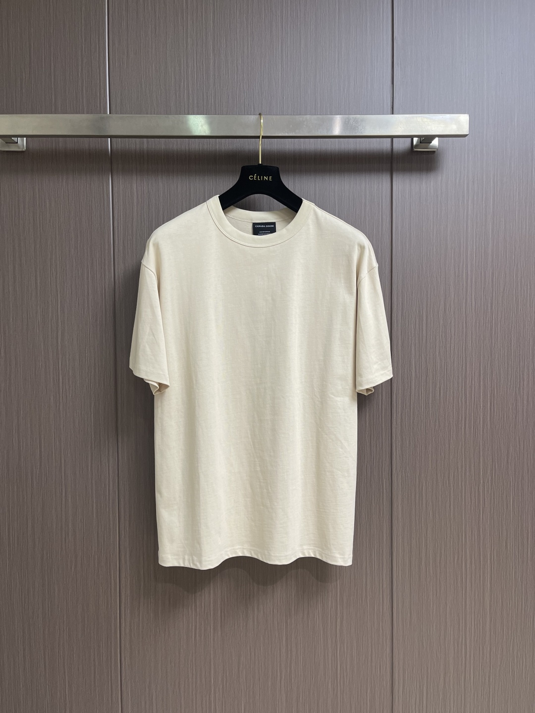 NO:845167,CanadaGoose 2026ss men's new round neck short-sleeved T-shirt for spring and summer. Imported custom-woven fabric 280 pure cotton, the fabric feels silky and soft, has excellent breathability and skin-friendlyness, is extremely comfortable to wear, and the overall texture is quite high!  The iconic logo on the sleeve arm is carefully crafted with heavy craftsmanship. It is simple, fashionable and classic, which is eye-catching and highly recognizable and classy!  Regular casual tailoring design. Sizes S-XL, T-shirt, tees, t-shirt,19860909CanadaGoose加拿大鹅 2026ss春夏男士新款圆领短袖T恤.进口定织面料280纯棉、面料手感丝滑柔软,透气亲肤性极佳,着身无比的舒适,整体质感相当之高！袖臂标志性Logo,重工艺精心打造,简约时尚经典让人眼前一亮,极具辨识度与档次感！常规的休闲版型裁剪设计.尺码S-XL,,T-shirt,tees，t-shirt,,Men's clothing