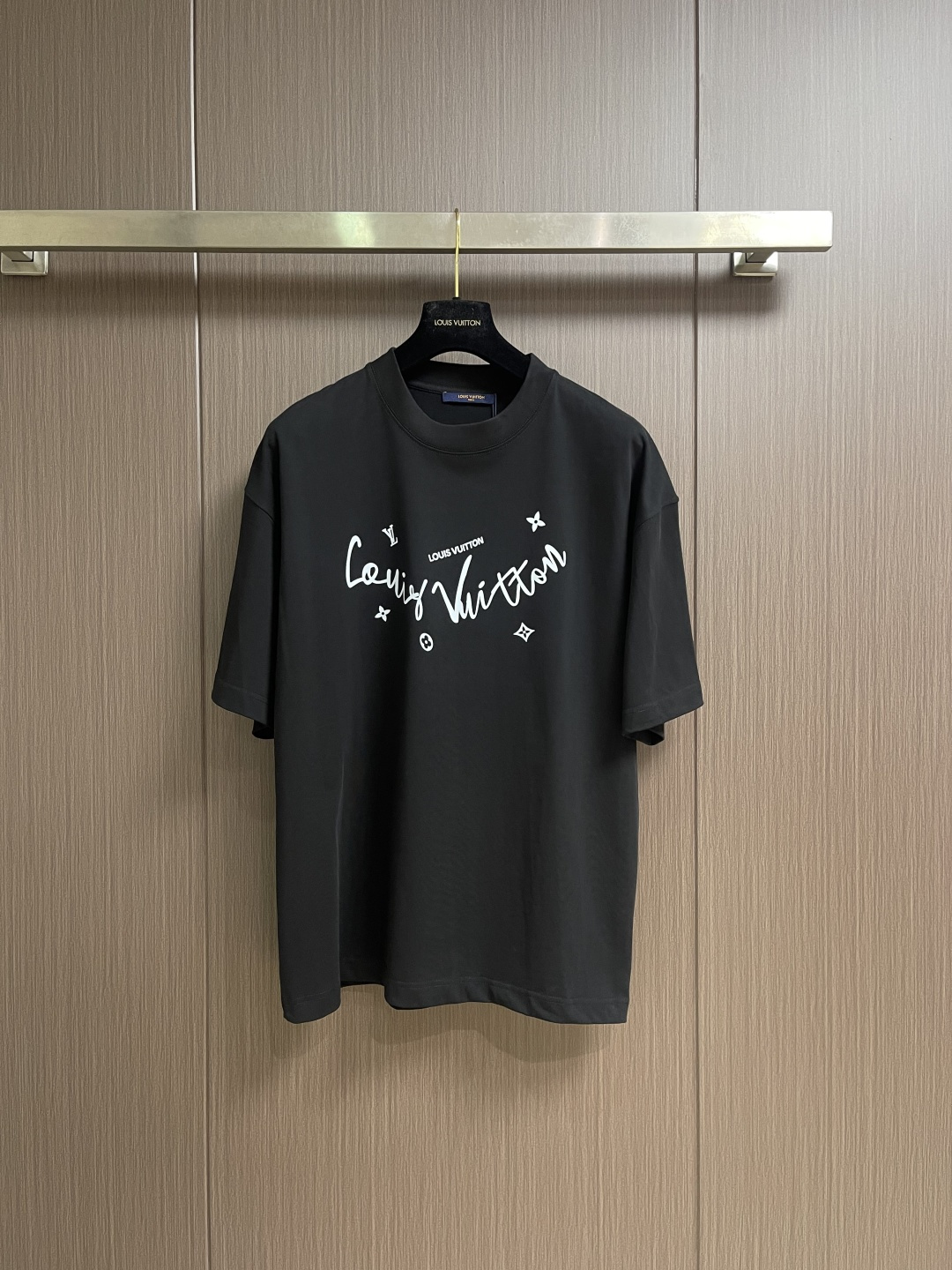 NO:845172,LV 2026SS limited new graffiti logo printed short-sleeved T-shirt, basic simple and versatile style, the fabric is made of high-weight knitted cotton fabric, soft and solid, perfect texture, sharp contrast, as always loose version, easy for boys and girls to control, same style for men and women. Sizes S-XXL, Louis Vuitton, T-shirt, tees, t-shirt,19860909LV 2026SS 限定新品涂鸦logo印花短袖T恤,基础简约百搭款式,面料采用是高克重的针织棉布料,柔软扎实,质感满分,对比鲜明,一如既往的宽松版型,男生女生轻松上身驾驭,男女同款.尺码S-XXL,,louis vuitton,T-shirt,tees，t-shirt,,Men's clothing