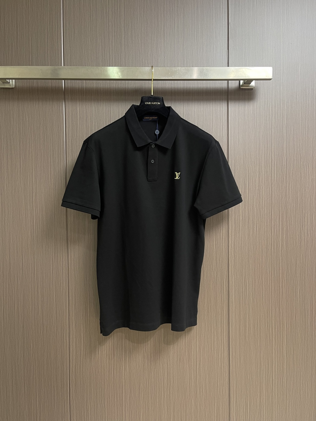 NO:845205,LV classic standard piqué cotton basic style POLO, light luxury men’s essential shirt for commuting  Stand-up collar short-sleeved T-shirt, made of high-count pique mesh pure cotton, with fine and three-dimensional texture, breathable and sweat-wicking, dry and not stuffy, with stiff bones, not easy to deform or wrinkle after long-term wear, soft and skin-friendly and neat fit, comfortable and unrestricted to wear in spring and summer. Classic lapel POLO design, simple and elegant, two-button placket is exquisite and neat, modifying the neck line, suitable for daily commuting and business  Suitable for both leisure and daily travel, you can easily wear it with a gentleman's elegant temperament. The three-dimensional LV letter embroidery on the chest is dense and neat, low-key, luxurious and not ostentatious, and the details highlight the brand recognition; the straight fit is neat and straight, not tight or loose, it modifies the body shape, makes you look slimmer and energetic; the cuffs and hem are precision hemmed, durable and not deformed, and full of quality. Sizes XS-XL  XS size shoulder width 46, chest size 106, length 69 size S, size shoulder width 47, chest size 110 size, length 71 size M, size shoulder width 48, chest size 114 size, length 73 size L, size shoulder width 49, size chest 118 size, length 7519860909LV 经典标珠地棉基础款POLO,轻奢男士通勤刚需神衫 立领短袖T恤,甄选高支珠地网眼纯棉,肌理感细腻立体,透气排汗、干爽不闷,自带挺括骨感,久穿不易变形、不起皱,兼顾柔软亲肤与利落版型,春夏穿着舒适无束缚.经典翻领POLO设计,简约大气,两粒扣门襟精致利落,修饰颈部线条,日常通勤、商务休闲、日常出行都适配,轻松穿出绅士儒雅气质.胸口立体LV字母刺绣,走线密实工整,低调轻奢不张扬,细节彰显品牌辨识度；利落合身直筒版型,不紧绷不宽松,修饰身形,显瘦显精神；袖口、下摆精密包边走线,耐穿不变形,品质感拉满.尺码XS-XL XS码肩宽46 胸围106 衣长69  S码肩宽47 胸围110衣长71  M码 肩宽48 胸围114衣长73 L码 肩宽49 胸围118衣长75 XL码 肩宽50 胸围122衣长77,,louis vuitton,T-shirt,tees，t-shirt,,Men's clothing