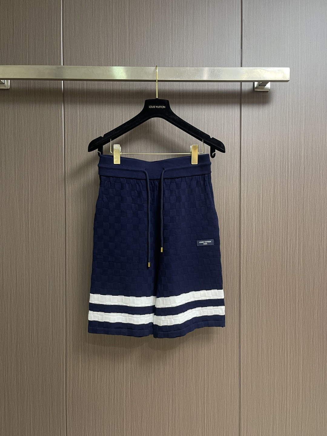 NO:845187,LV  The letter badge piping checkerboard jacquard knitted shorts are made of high-quality knitted fabrics, which are soft and skin-friendly, breathable and comfortable, and have a good drape. The pants are made of classic checker jacquard technology, with a clear and three-dimensional texture, and are paired with contrasting stripe piping designs on the sides. The details are exquisite and eye-catching, and the brand logo is low-key to highlight the style. The drawstring waistband is equipped with metal rope ends, which are easy to put on and take off, fit the waist, and have a loose and comfortable fit.  Fall, modify the leg shape without being tight. The overall routing is smooth and fine, the seams are strong and durable, and not easy to deform and pill. Multiple colors are available to suit a variety of wearing scenarios, easily creating a casual and high-end feel. It is recommended to use 30-40 degree warm water to gently hand wash, avoid violent rubbing, bleaching and sun exposure, and extend the service life of the fabric. The overall routing is straight and delicate, the fabric is comfortable and soft, and the color is consistent without color difference.  It can be matched with the same style to create a fashionable look, and can be used in various occasions. Customized accessories, complete with three standards, same style for men and women!  Size S-XL S size pants length 51 waist size 66 medium size pants length 52 waist size 70 L size pants length 53 waist size 74 XL size pants length 54 waist size 78,,louis vuitton,shorts,19860909LV 字母徽章滚边棋格提花针织短裤,甄选优质针织面料打造,触感柔软亲肤,透气舒适兼具良好垂坠感.裤身采用经典棋格提花工艺,纹理清晰立体,搭配侧边撞色条纹滚边设计,细节精致亮眼,品牌标识低调彰显格调.抽绳腰头搭配金属绳头,穿脱便捷且贴合腰身,版型宽松利落,修饰腿型不紧绷.整体走线平整细密,锁边牢固耐穿,不易变形起球,多色可选适配多种穿搭场景,轻松打造休闲高级感.洗涤建议选用30-40度温水轻柔手洗,避免暴力揉搓、漂白及阳光暴晒,延长面料使用寿命.整体走线平直细腻,面料舒适柔软,颜色一致无色差 能与同款搭配营造时尚造型,驾驭各种场合,定制辅料,三标齐全,男女同款！尺码S-XL S码 裤长51 腰围66 M码裤长52 腰围70  L码 裤长53 腰围74 XL码裤长54 腰围78,,louis vuitton,shorts,,Men's clothing