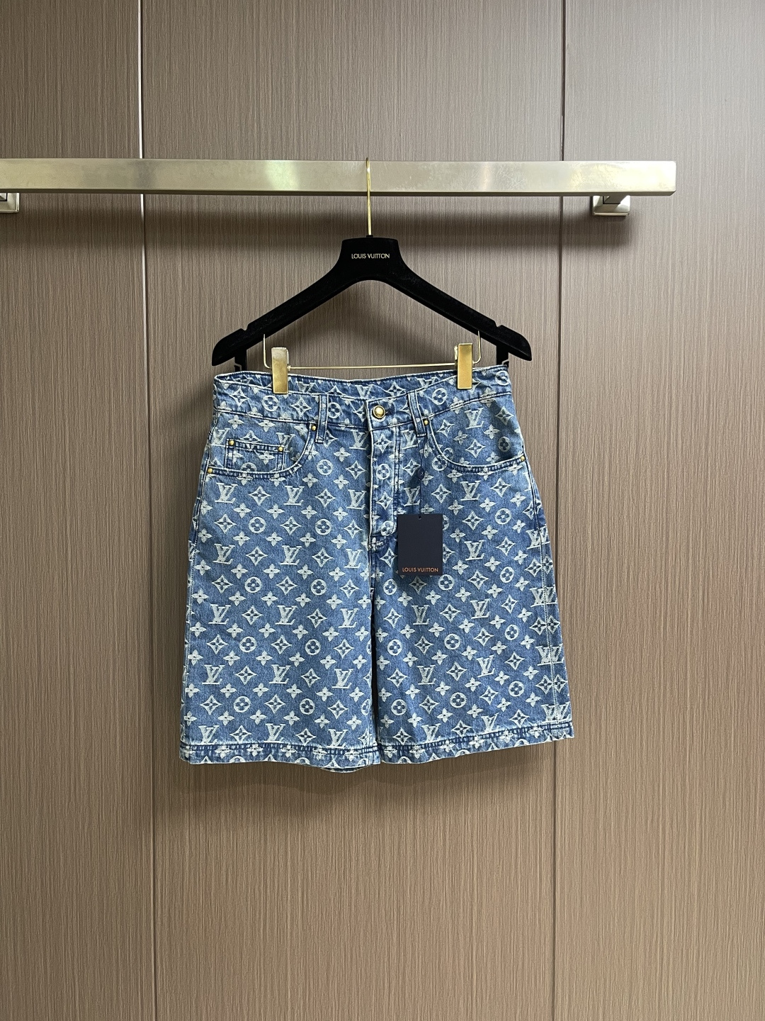 NO:845194,LV all-over printed denim shorts, this LOUIS VUITTON  MONOGRAM denim shorts are made of high-quality denim fabrics and treated with a special washing process, giving them a natural retro distressed texture. They are soft and skin-friendly and have a crisp fit. They are fully printed with the classic Monogram presbyopia pattern, using precise jacquard technology. The texture is clear and three-dimensional, and the recognition is full. Every printing is even and full, highlighting the brand's iconic design aesthetics. The trousers are sewn with high-density stitching, and the waistband hardware buttons and back leather tags  The details are exquisitely crafted, and the reinforcement process improves durability and is not easy to deform and open. The loose straight cut is matched with reasonable pants length, taking into account the casual feeling and practical wearability, and is suitable for a variety of wearing styles. Strictly follow the quality control standards, 1-3cm manual measurement error is within the normal range, it is recommended to hand wash and maintain, long-term wear can still maintain the version and texture, it is a classic item with both trendy attributes and high-quality craftsmanship. The overall routing is straight and delicate, the fabric is comfortable and soft, and the color is consistent without color difference.  It can be matched with the same style to create a fashionable look, and can be used in various occasions. Customized accessories, complete with three standards, same style for men and women!  Size 28-30-32-34-36 28 size waist 76 hip 102 pants length 51 30 size waist 80 hip 106 pants length 51.5 32 size waist 84 hip 110 pants length 52 34 size waist 88 hips 114 pants length 52.5 36 size waist 92 hips 118  Pants length 53,,louis vuitton,louis vuitton,shorts,19860909LV 满印牛仔短裤,这款LOUIS VUITTON MONOGRAM牛仔短裤,甄选优质牛仔面料打造,经特殊水洗工艺处理,呈现出自然复古的做旧质感,触感柔软亲肤且兼具挺括版型.满印经典Monogram老花图案,采用精准提花工艺,纹理清晰立体,辨识度拉满,每一处印花都均匀饱满,彰显品牌标志性设计美学.裤身采用高密走线缝制,腰头五金纽扣、后片皮牌等细节做工精致,加固工艺提升耐用性,不易变形开线.宽松直筒剪裁搭配合理裤长,兼顾休闲感与实穿性,适配多种穿搭风格.严格遵循品控标准,1-3cm手工测量误差属正常范围,建议手洗养护,长久穿着仍能保持版型与质感,是兼具潮流属性与高品质工艺的经典单品.整体走线平直细腻,面料舒适柔软,颜色一致无色差 能与同款搭配营造时尚造型,驾驭各种场合,定制辅料,三标齐全,男女同款！尺码28-30-32-34-36 28码腰围76 臀围102裤长51 30码腰围80 臀围106裤长51.5 32码腰围84 臀围110 裤长52 34码腰围88 臀围114 裤长52.5 36码腰围92 臀围118 裤长53,,louis vuitton,louis vuitton,shorts,,Men's clothing