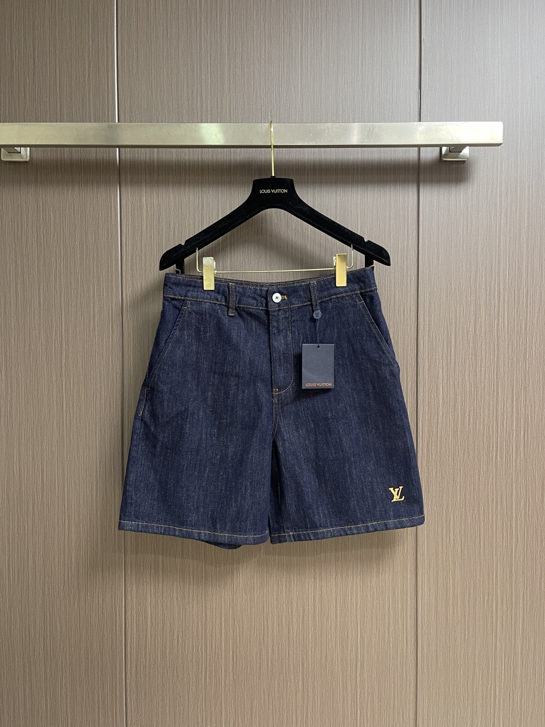 NO:845198,LV blue tailored denim shorts. These shorts combine formal tailoring and denim elements. They are made of cotton twill fabric to create a classic style and can be flexibly adapted to various occasions. The left hem is decorated with Lu VVN leather-style patches, paying tribute to Louis Vuitton's long leather goods heritage. Pearlescent buttons and formal tailoring pockets show tailoring style in the details. Size 28-30-32-34-36, size 28 waist 76  Hips 104, pants length 49, size 30, waist 80, hips 108, pants length 49.5, size 32, waist 84, hips 112, pants length 50, size 34, waist 88, hips 116, pants length 50.5, size 36, waist 92, hips 120, pants length 51,,louis vuitton,louis vuitton,shorts,19860909LV 蓝色精裁牛仔短裤,本款短裤糅合正装剪裁与丹宁元素,以棉质斜纹面料塑就经典风尚,灵活适配多元场合.左侧裤脚点缀 Lu VVN 皮革风格贴饰,致意路易威登的悠远皮具传承.珠光纽扣与正装剪裁口袋,于细节中展露精裁风范.尺码28-30-32-34-36 28码腰围76 臀围104裤长49 30码腰围80 臀围108裤长49.5 32码腰围84 臀围112 裤长50 34码腰围88 臀围116 裤长50.5 36码腰围92 臀围120 裤长51,,louis vuitton,louis vuitton,shorts,,Men's clothing