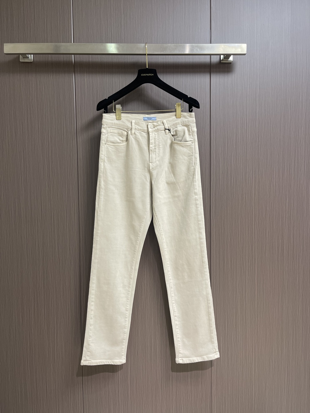 NO:845225,Prada 2026ss back pocket triangle logo jeans. Original customized replica. Hardware accessories provided by customers. Original quality imported denim fabric with heavy industrial washing. Fine workmanship and routing. Excellent upper body. Preferred item. Sizes 29-36, no 35,, prada, jeans,19860909Prada 2026ss后袋三角标识牛仔裤 原版定制复刻 客供五金辅料 原单品质进口牛仔面料重工洗水 做工走线精细上身绝佳,优选单品.尺码29-36 无35,,prada,jeans,,Men's clothing