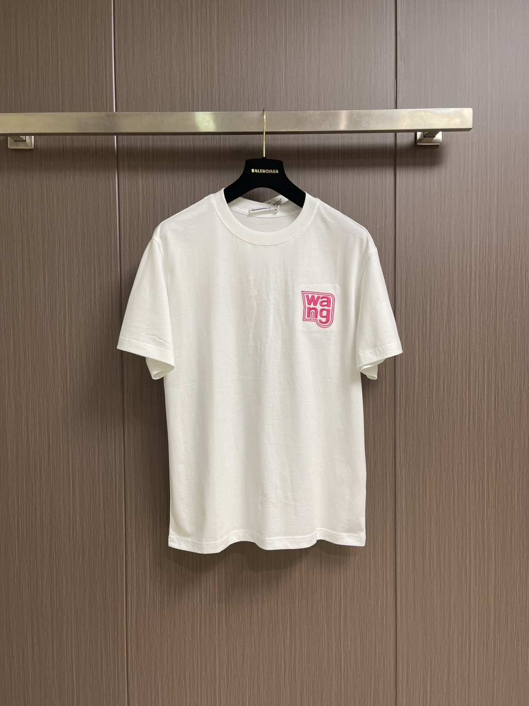 NO:848717,Alexander wang classic short-sleeved T-shirt with embroidered letter logo. The fabric is made of pure cotton 32-count double yarn plain weave. It will shrink by 260 grams after washing. It has embroidered three-dimensional letters. Recommended!  It feels very comfortable and is a must-have for both men and women. Sizes M-3XL M size bust 104 shoulder width 47.5 length 67 L size bust 108 shoulder width 49 length 69 XL size bust 112 shoulder width 50.5 length 71 XXL size bust 116 shoulder width 52 length 73  Clothes length 75,,T-shirt,tees,t-shirt,19860909Alexander wang 经典款字母logo刺绣短袖T恤,面料采用纯棉32支双纱平纹,经洗水 缩水达260克重,刺绣立体字母 推荐款噢！手感非常舒服 男女同款人手必备款.尺码M-3XL M码胸围104肩宽47.5 衣长67 L码 胸围108肩宽49 衣长69 XL码 胸围112 肩宽50.5 衣长71 XXL码胸围116肩宽52 衣长73 XXXL码 胸围120肩宽53.5 衣长75,,T-shirt,tees，t-shirt,,Men's clothing