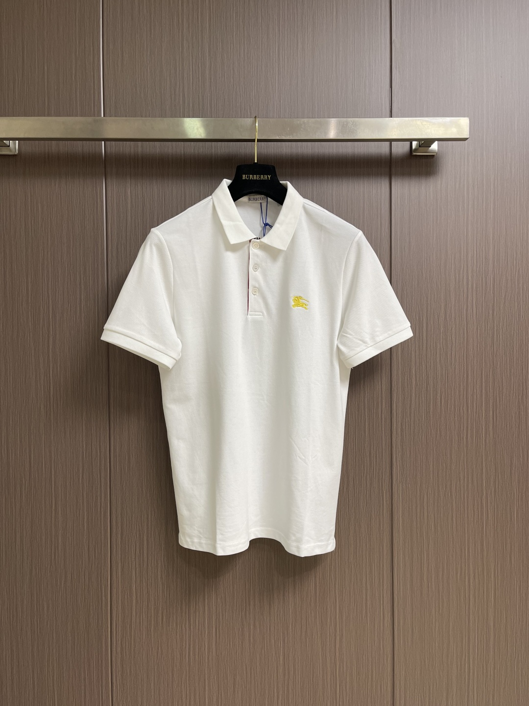 NO:848720,Burberry's classic short-sleeved polo shirt, the color fastness of the fabric, the degree of transformation, and the purity. Good fabrics give us an intuitive feeling that they are high-end, comfortable, soft, delicate, and muscular, and the details reflect the quality. The fullness and color fastness of the war horse embroidery are also benchmarks for Xingye, and the logo has also been an iconic logo that has been popular for many years! Sizes M-3XL M, bust 100, shoulder width 43, length 68 L, bust 104  Shoulder width 44.5, dress length 7019860909Burberry 经典款短袖polo衫,面料色牢度,变型度,纯正度,好面料带给我们直观感受就是高级,舒适,柔软细腻有筋骨,细节体现品质.战马刺绣饱满度以及色牢度也是兴业标杆稿,logo标志也是之前一直是流行了好多年的标志性logo! 尺码M-3XL M码 胸围100 肩宽43衣长68 L码 胸围104 肩宽44.5衣长70 XL码胸围108 肩宽46衣长72 2XL码 胸围112 肩宽47.5衣长74 3XL码 胸围116 肩宽49 衣长76,,burberry,T-shirt,,Men's clothing