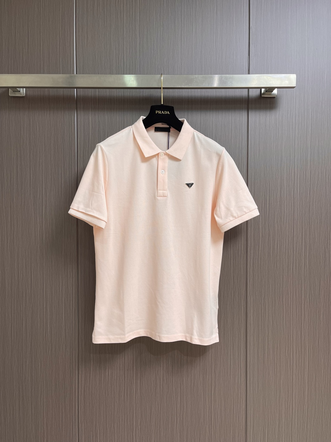 NO:848723,Prada cotton polo shirt is made of original color organic cotton. It has a soft texture, light and thin fabric, fine and clear texture, loose and comfortable fit, and a very handsome upper body effect!  The triangular logo is exquisite and compact, reflecting the brand elements. It is low-key and restrained, full of luster, and has a decorative effect. The blunt collar design is youthful and energetic, and is full of softness. Sizes M-3XL  Shoulder width 47.5, length 74, size 3XL, bust 116, shoulder width 49, length 76,, prada,19860909Prada 棉质polo衫,采用原色有机棉,质地柔软,面料轻薄,纹理细腻清晰,版型宽松舒适,上身效果非常帅气！三角标,精致无暇又小巧,体现品牌元素,低调内敛光泽感十足,又起到装饰效果具有辨识度钝性领子设计特显年轻活力,柔和感十足.尺码M-3XL M码 胸围100 肩宽43衣长68 L码 胸围104 肩宽44.5衣长70 XL码胸围108 肩宽46衣长72 2XL码 胸围112 肩宽47.5衣长74 3XL码 胸围116 肩宽49 衣长76,,prada,,Men's clothing