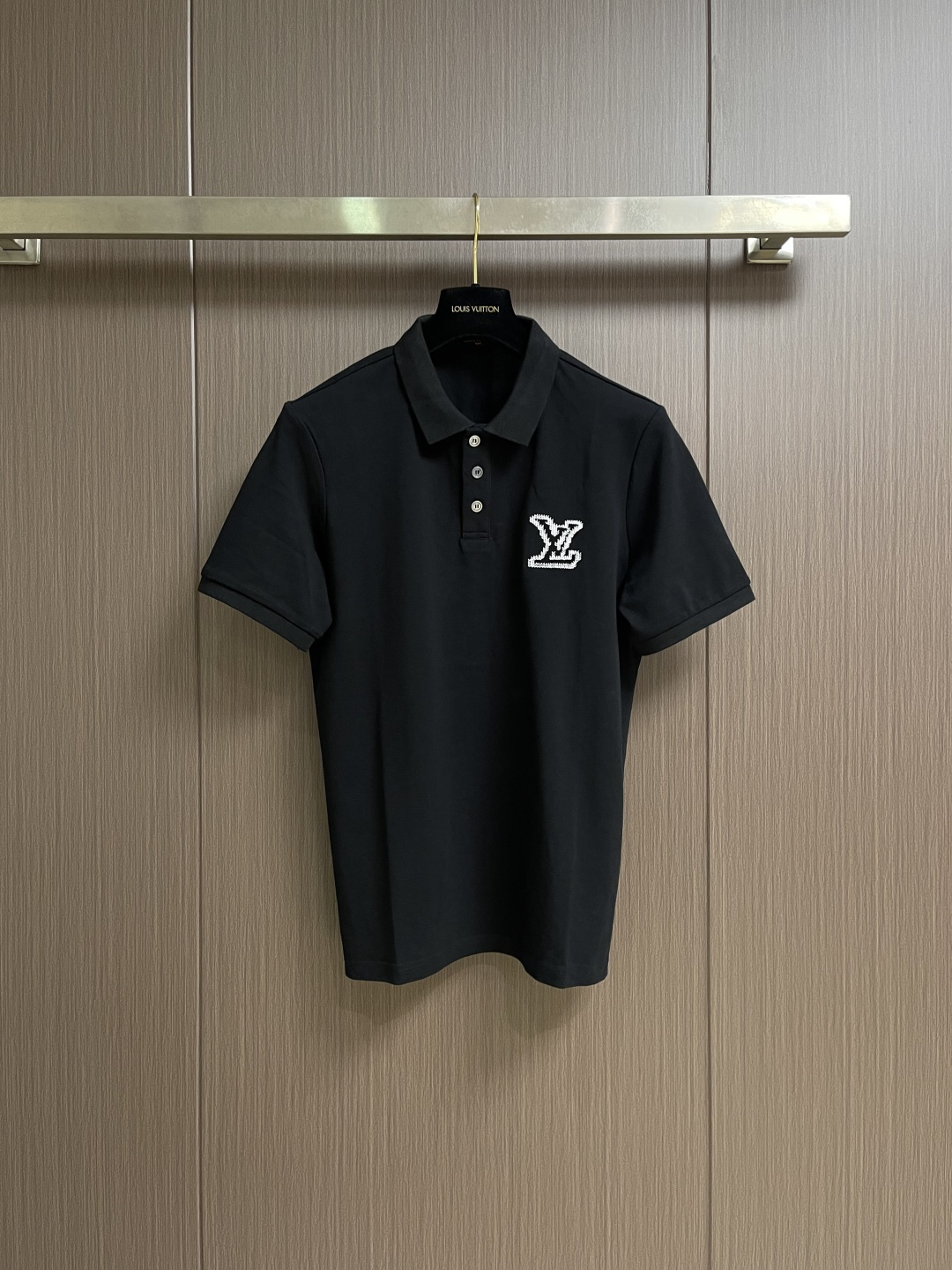 NO:848726,LV classic standard piqué cotton basic style POLO, light luxury men’s essential shirt for commuting  Stand-up collar short-sleeved T-shirt, made of high-count piqué mesh pure cotton, with a fine and three-dimensional texture, breathable and sweat-wicking, dry and not stuffy, with a crisp and skeletal feel, not easily deformed or wrinkled after long-term wear, and soft and skin-friendly with a neat fit, making it comfortable and unrestricted to wear in spring and summer. The classic lapel POLO design is simple and elegant, and the placket is exquisite and neat, modifying the neck line, suitable for daily commuting and business breaks  Suitable for leisure and daily travel, you can easily wear it with a gentleman's elegant temperament. The three-dimensional LV letter embroidery on the chest is dense and neat, low-key, luxurious and not ostentatious, and the details highlight the brand recognition; the neatly fitted straight version is not tight or loose, modifies the body shape, makes you look slimmer and energetic; the cuffs and hem are precision hemmed, durable and not deformed, and full of quality. Size M-3XL  M size bust 100 shoulder width 43 length 68 L size bust 104 shoulder width 44.5 length 7019860909LV 经典标珠地棉基础款POLO,轻奢男士通勤刚需神衫 立领短袖T恤,甄选高支珠地网眼纯棉,肌理感细腻立体,透气排汗、干爽不闷,自带挺括骨感,久穿不易变形、不起皱,兼顾柔软亲肤与利落版型,春夏穿着舒适无束缚.经典翻领POLO设计,简约大气,门襟精致利落,修饰颈部线条,日常通勤、商务休闲、日常出行都适配,轻松穿出绅士儒雅气质.胸口立体LV字母刺绣,走线密实工整,低调轻奢不张扬,细节彰显品牌辨识度；利落合身直筒版型,不紧绷不宽松,修饰身形,显瘦显精神；袖口、下摆精密包边走线,耐穿不变形,品质感拉满.尺码M-3XL M码 胸围100 肩宽43衣长68 L码 胸围104 肩宽44.5衣长70 XL码胸围108 肩宽46衣长72 2XL码 胸围112 肩宽47.5衣长74 3XL码 胸围116 肩宽49 衣长76,,louis vuitton,T-shirt,tees，t-shirt,,Men's clothing