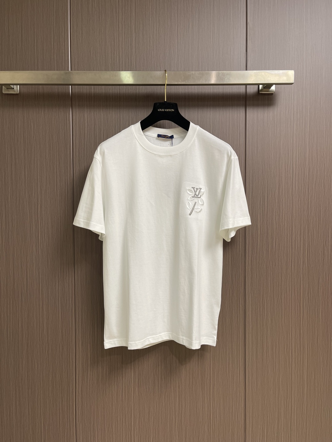 NO:848729,LV three-dimensional embroidered floral letter short-sleeved T-shirt, made of 15-count special-spun compact cotton with 32-count 1x1 rib. The 15-count yarn is thicker, has a strong texture, and has a crisp texture. The cotton fiber is mercerized to enhance the gloss and smoothness, and the background color is full and even. It is then shaped and stretched at high temperature to eliminate wrinkles and internal stress. The 32-count rib collar retracts to the best elastic state and fits well. Size M-3XL  M size bust 104 shoulder width 47.5 L size bust 108 shoulder width 49 length 69 XL size bust 112 shoulder width 50.5 length 71 XXL size bust 116 shoulder width 52 length 7319860909LV 立体刺绣花卉字母短袖T恤,采用15支特纺紧密棉,搭配32支1x1罗纹.15支纱线较粗,肌理感强,质地挺括.棉纤维经丝光处理,光泽度与平滑感增强,底色饱满匀净.后经高温定型拉幅,消除褶皱与内应力.32支罗纹领口回缩至最佳弹性状态,贴合不勒.尺码M-3XL M码胸围104肩宽47.5 衣长67 L码 胸围108肩宽49 衣长69 XL码 胸围112 肩宽50.5 衣长71 XXL码胸围116肩宽52 衣长73 XXXL码 胸围120肩宽53.5 衣长75,,louis vuitton,T-shirt,tees，t-shirt,,Men's clothing