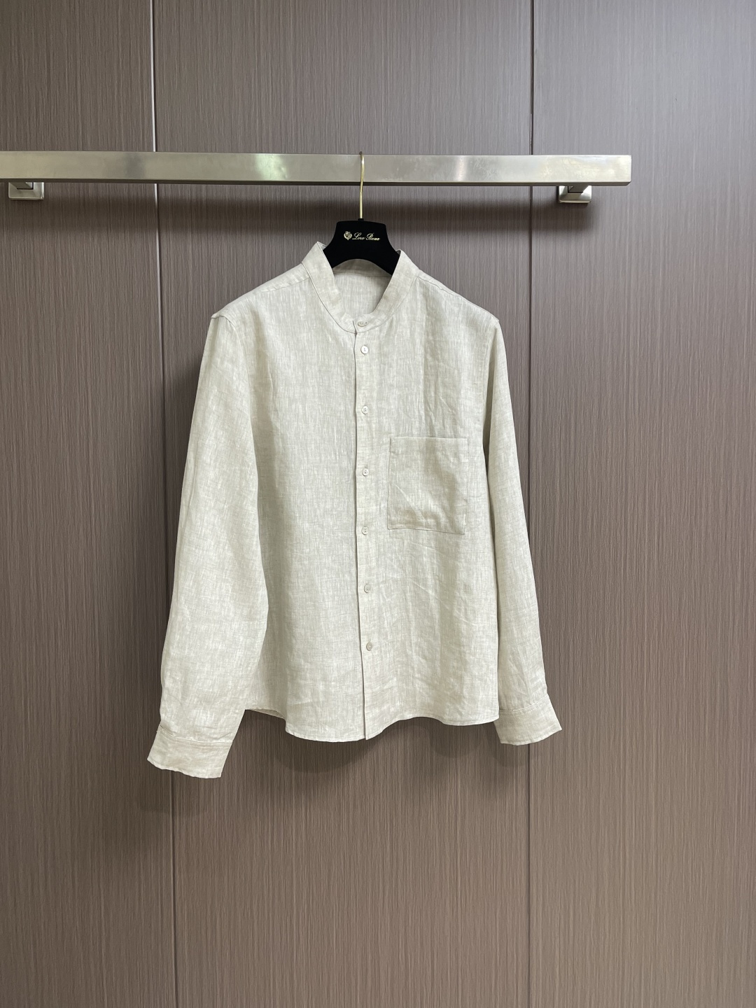 NO:848756,LP Loropiana Long Sleeve Linen Shirt This shirt is made from linen, spun from fully traceable European grown flax fibers, with complementary hand-stitched details, fitted fit, one-piece collar, button fly, hand-stitched. Sizes M-XXL M Bust 112 Shoulder 47.5 Length 74 Large Bust 116 Shoulder 49 Length 75.5 XL Bust 120  Shoulder width 50.5, length 77, XXL, bust 124, shoulder width 52, length 78.6,,loro piana,loro piana,shirts,19860909LP Loropiana 长袖亚麻衬衫 这款衬衫选用亚麻面料制成,由全面可追溯的欧洲种植亚麻纤维纺成,手工缝制细节相得益彰,合身版型,一片领,纽扣门襟,手工缝制.尺码M-XXL  M码 胸围112 肩宽47.5 衣长74 L码 胸围116 肩宽49 衣长75.5  XL码 胸围120 肩宽50.5 衣长77 XXL码 胸围124 肩宽52 衣长78.6,,loro piana,loro piana,shirts,,Men's clothing