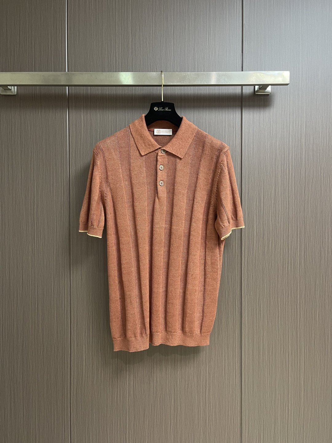 NO:848782,BC 2026ss new knitted striped short-sleeved polo shirt, made of selected imported knitted materials, 16-needle dense stitching, clear and shiny texture, full of high-end luxury quality; the comfort of wearing close to the body is unmatched by ordinary knitted sweaters, softer and more delicate, comfortable and skin-friendly, good elasticity, no sense of restraint, the upper body is crisp and stylish, not easy to wrinkle and deform, simple and elegant, light business style. Size 48-54 48  Bust 106, shoulder width 40, length 66, size 50, bust 110, shoulder width 42, length 67, size 42, bust 114, shoulder width 44, length 68, size 54, chest 118, shoulder width 46, length 69,, T-shirt,19860909BC 2026ss新款针织条纹短袖Polo衫,精选进口针织料制成,16针密致针法,纹理清晰,有光泽,尽显高端奢华品质；贴身穿着的舒适度是普通针织衫无法比拟的,更加软糯细腻,舒适亲肤,弹性好,无约束感,上身挺括有型,不易起皱变形,简单大方,轻商务风格.尺码48-54 48码 胸围106 肩宽40衣长66 50码 胸围110 肩宽42 衣长67 42码 胸围114 肩宽44 衣长68 54码 胸围118 肩宽46 衣长69,,T-shirt,,Men's clothing