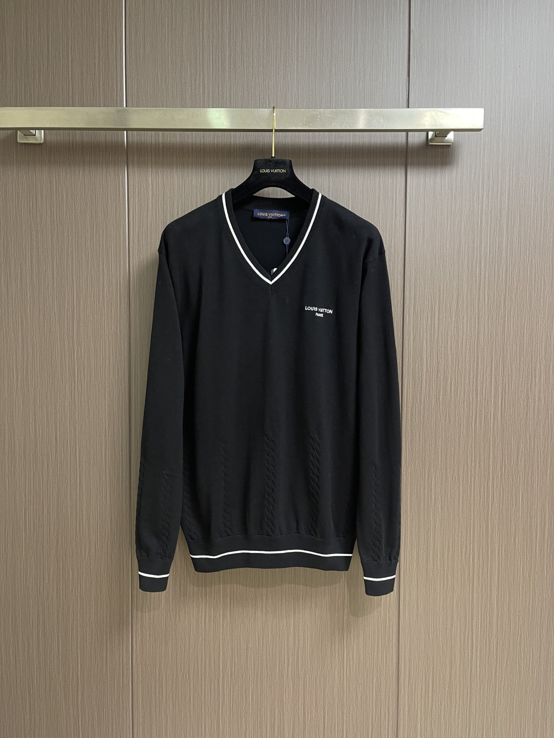 NO:848763,LV letter embroidered color block trim V-neck sweater, this LOUIS VUITTON  FW26 men's V-neck sweater is made of fine knitted fabrics, soft to the touch and skin-friendly, with good breathability and drape. Simple dark tones with contrasting V-neck and hem ribbed trims, neat lines, and a sophisticated college style. The left chest is embellished with brand logo embroidery, low-key highlighting the brand texture. The whole body is made of  Smooth and delicate knitting technology, the fit is not tight, the ribbed cuffs and hem have moderate elasticity, making it comfortable to wear. The stitching is neat and rigorous, and the details are full of craftsmanship and quality. It can easily adapt to a variety of wearing scenes, injecting a sense of light luxury and luxury into daily looks. The overall wiring is straight and delicate, the fabric is comfortable and soft, and the colors are consistent without color difference.  It can be matched with the same style to create a fashionable look, and can be used in various occasions. Customized accessories, complete with three standards, same style for men and women!  Size S-XL S size bust 108 shoulder width 45 length 68 medium bust 112 shoulder width 46 length 70 L size bust 116 shoulder width 48 length 72 XL bust 120 shoulder width 50 length 74,,louis vuitton,louis vuitton,sweaters,19860909LV 字母刺绣拼色饰边V领针织衫毛衣,这款LOUIS VUITTON FW26男款V领针织衫,甄选细腻针织面料打造,触感柔软亲肤,兼具良好透气性与垂坠感.简约深色调搭配撞色V领与下摆罗纹边饰,线条利落,自带学院风精致格调.左胸点缀品牌标识刺绣,低调彰显品牌质感.整体采用平整细腻的针织工艺,版型合身不紧绷,罗纹袖口与下摆弹力适中,穿着舒适自在.车线工整严谨,细节处尽显匠心品质,轻松适配多种穿搭场景,为日常造型注入轻奢高级感.整体走线平直细腻,面料舒适柔软,颜色一致无色差 能与同款搭配营造时尚造型,驾驭各种场合,定制辅料,三标齐全,男女同款！尺码S-XL S码 胸围108 肩宽45 衣长68 M码胸围112肩宽46 衣长70 L码 胸围116肩宽48 衣长72 XL码胸围120肩宽50 衣长74,,louis vuitton,louis vuitton,sweaters,,Men's clothing