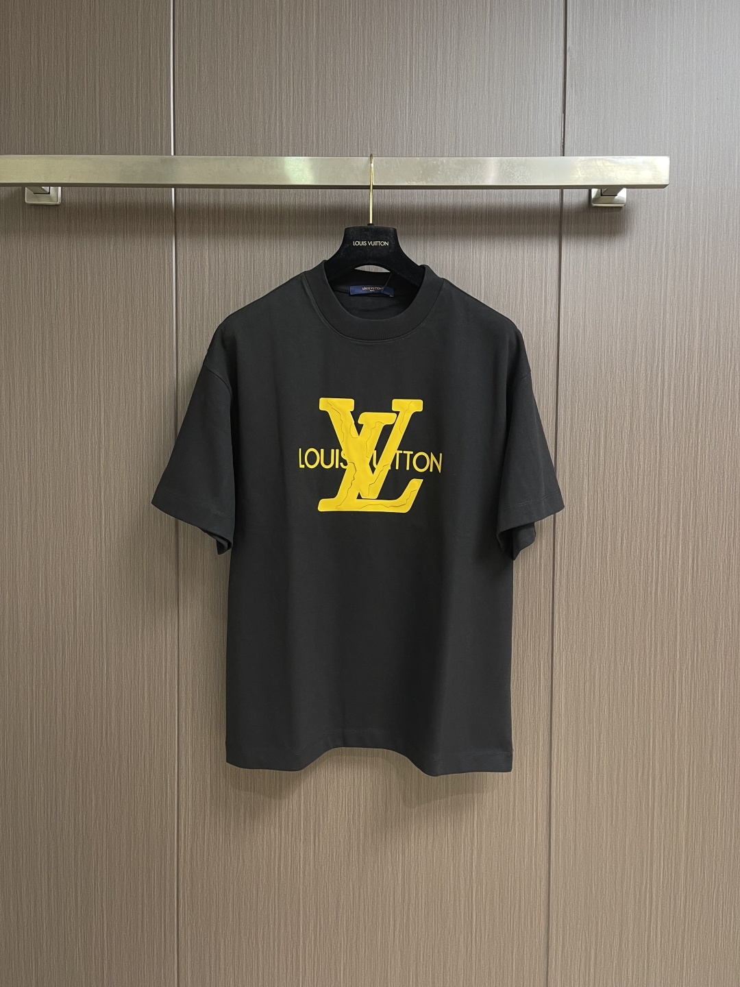NO:848736,LV 2026SS limited new graffiti logo printed short-sleeved T-shirt, basic simple and versatile style, the fabric is made of high-weight knitted cotton fabric, soft and solid, perfect texture, sharp contrast, as always loose fit, easy for boys and girls to control, same style for men and women. Sizes S-XXL S size bust 112 shoulder width 56 length 70 M size chest size 116 shoulder width 57 length 72 L size bust  Shoulder width 58, length 74 XL, bust 124, shoulder width 59, length 76, size XXL, bust 128, shoulder width 60, length 78, Louis Vuitton, T-shirt, tees, t-shirt,19860909LV 2026SS 限定新品涂鸦logo印花短袖T恤,基础简约百搭款式,面料采用是高克重的针织棉布料,柔软扎实,质感满分,对比鲜明,一如既往的宽松版型,男生女生轻松上身驾驭,男女同款.尺码S-XXL S码 胸围112 肩宽56 衣长70 M码胸围116 肩宽57 衣长72 L码 胸围 肩宽58 衣长74 XL码胸围124 肩宽59 衣长76 XXL码 胸围128 肩宽60 衣长78,,louis vuitton,T-shirt,tees，t-shirt,,Men's clothing